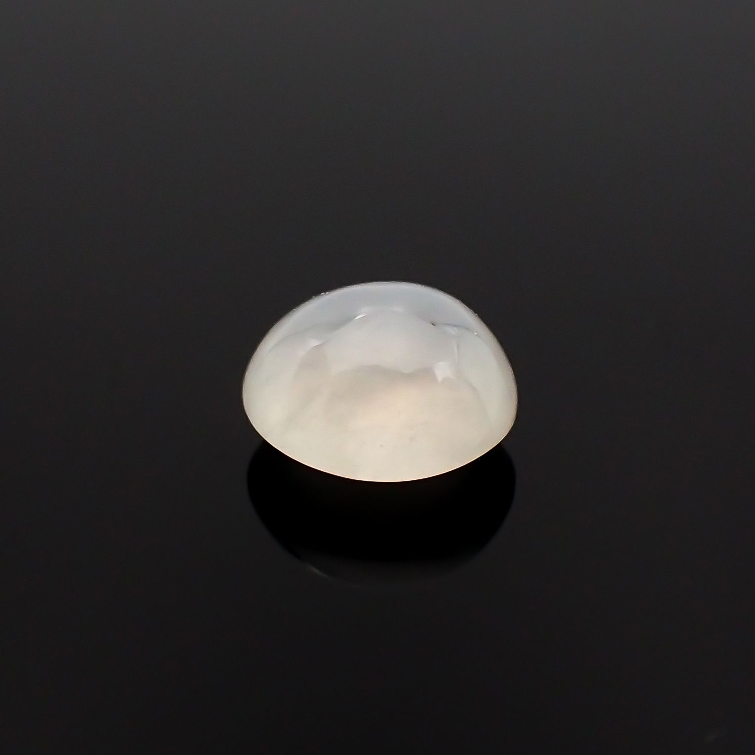 白翡翠(宝石名ホワイト・ジェダイト(翡翠))ビルマ産 1.468ct ソ付(彩珠)[230823225]7x6.7mm前後