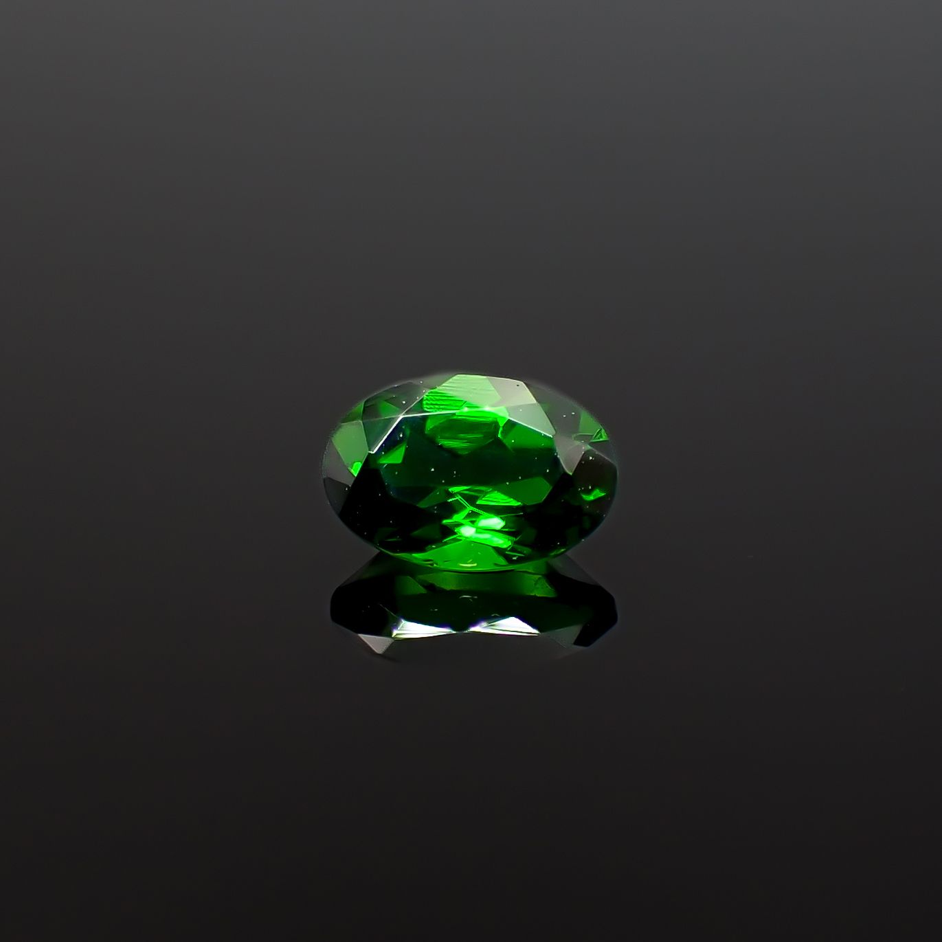 クロムダイオプサイド(宝石名クロム・ダイオプサイド)ロシア産 識別済 0.47ct / 5.8x3.9mm前後 [260432100]