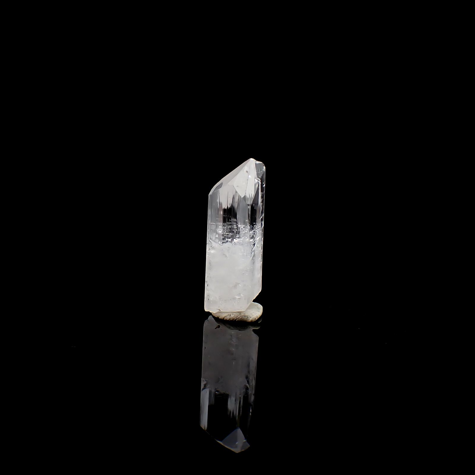 ダンビュライト原石 メキシコ産 15.06ct / 25.1x7.8mm前後 [260532167]