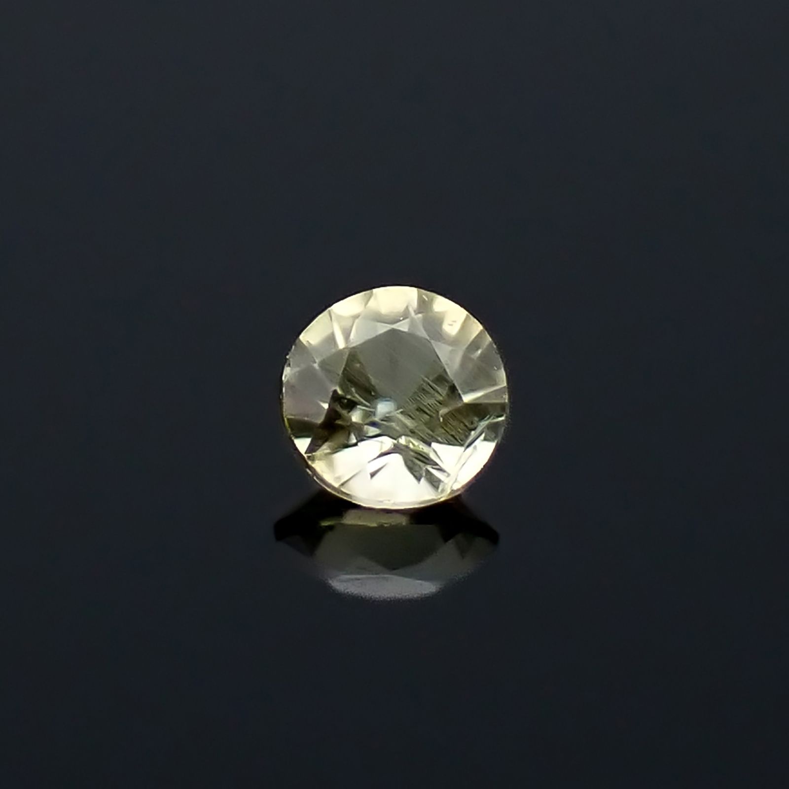 パラサイティックペリドット 採取地:ロシア・セイムチャン 0.023ct / 1.8x1.8mm前後 [260632351]