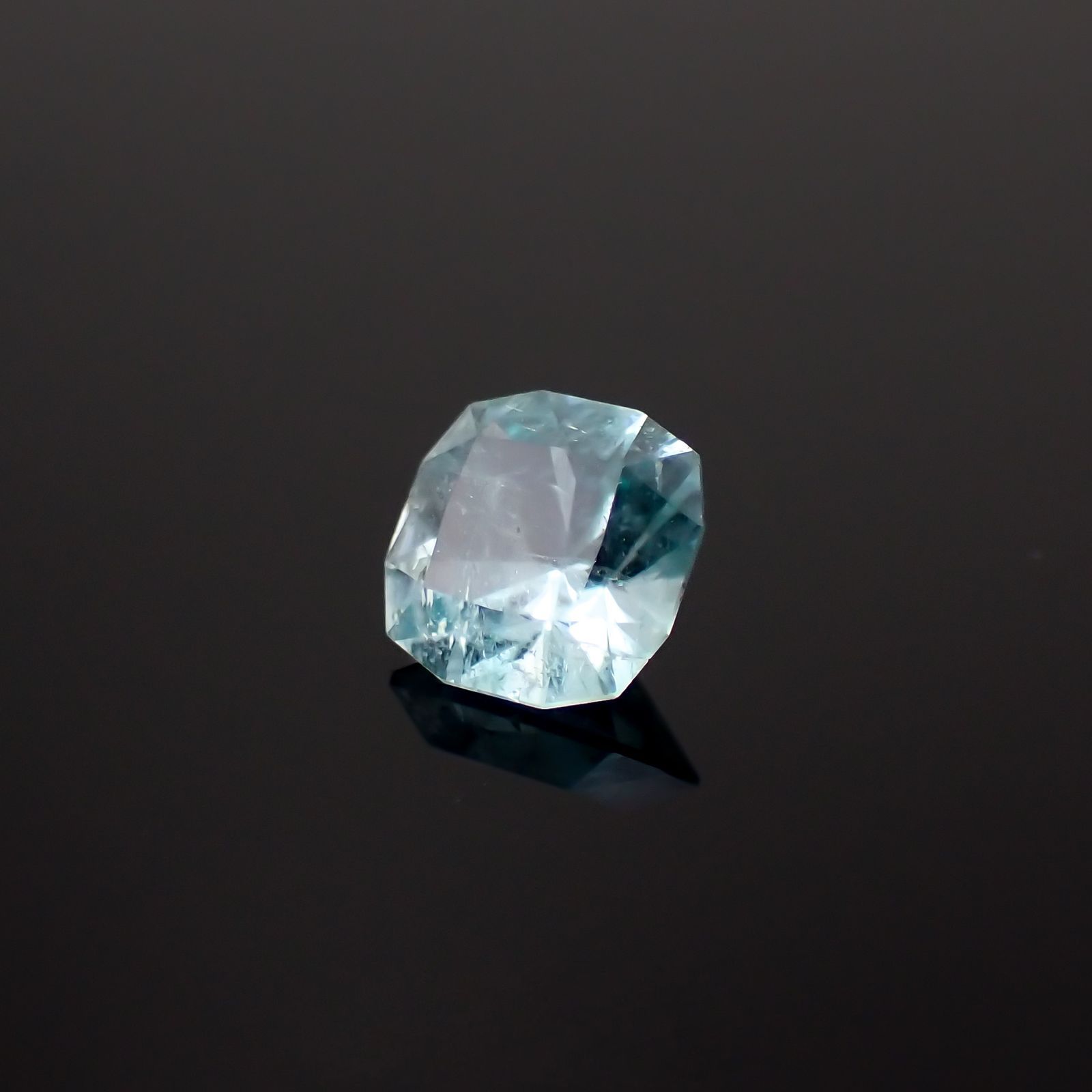 ◇カスタムカット◇ユークレース(宝石名ブルー・ユークレース)コロンビア産 0.487ct ソ付(彩珠)[221018844]5.1x5mm前後