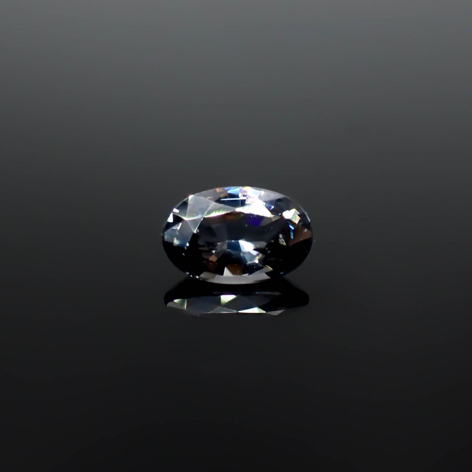 プラチナスピネル(宝石名スピネル)ビルマ産 0.60ct 識別済[250730760]6.6x4.3mm前後