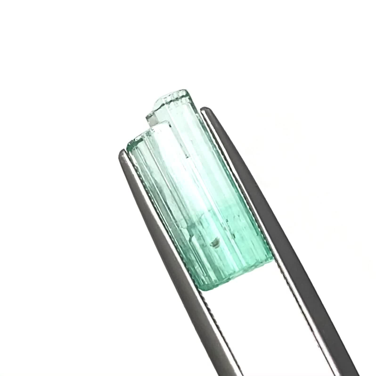 エメラルド柱状結晶 原石 コロンビア産 5.09ct / 15.5x6.3mm前後