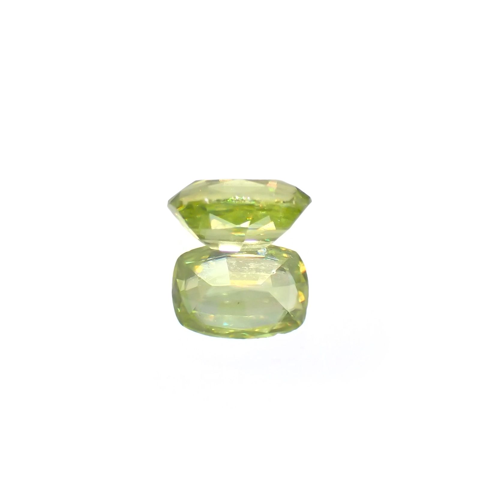 スフェーン(宝石名スフェーン) マダガスカル産 識別済 0.57ct / 5.9x4mm前後 [210712011]