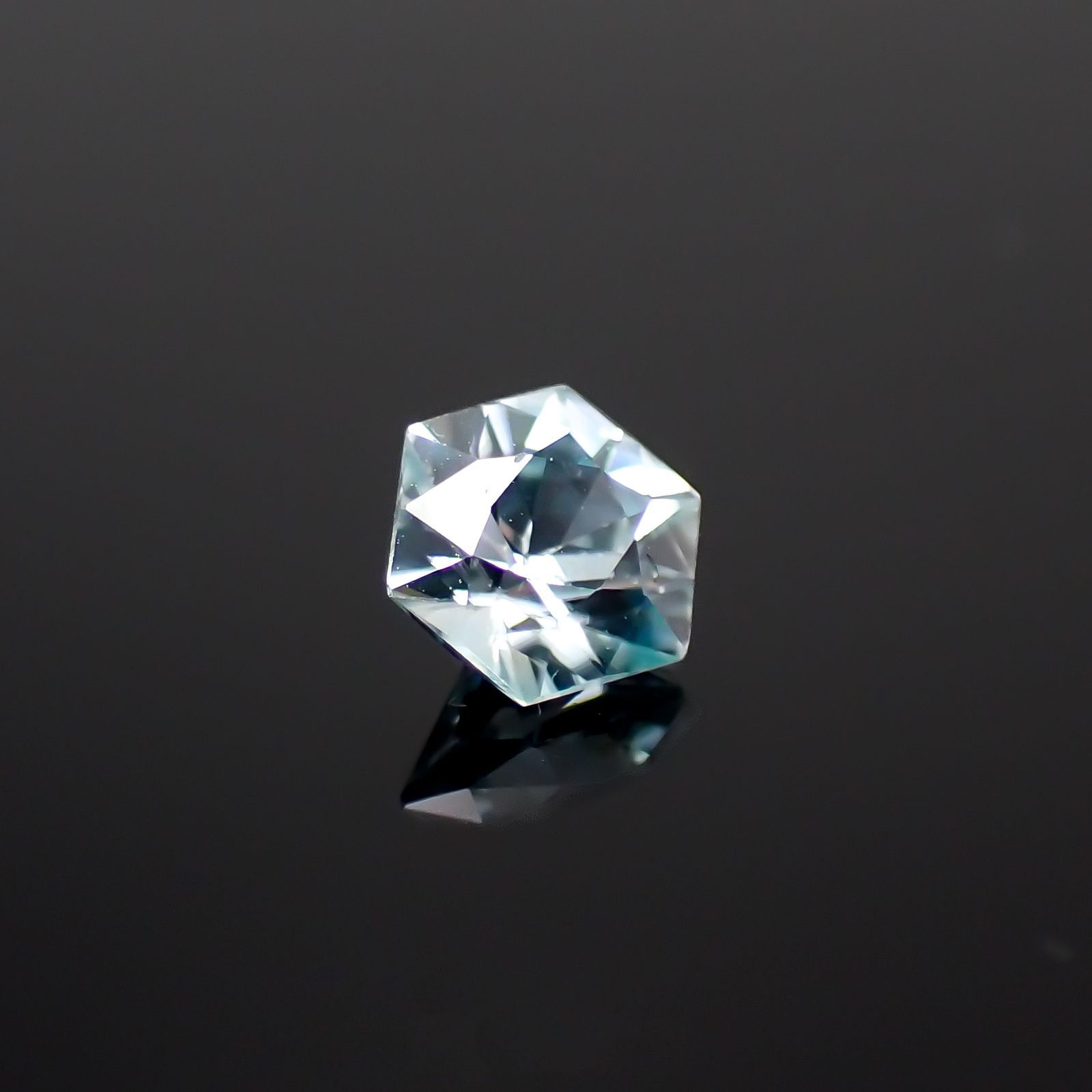 ◇ヘキサゴンカット◇アイスブルージルコン(宝石名ジルコン)カンボジア産 0.76ct 識別済[230320854]4.8x4.8mm前後