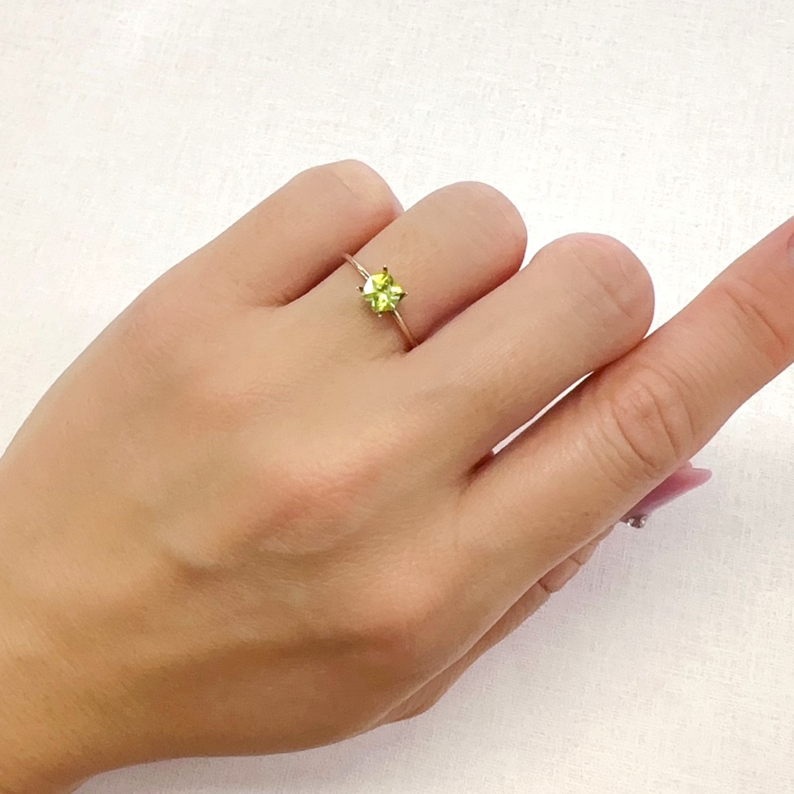 ◇ヘキサゴンカット◇スフェーン(宝石名スフェーン)マダガスカル産 0.61ct 識別済[231224437]4.9x5mm前後