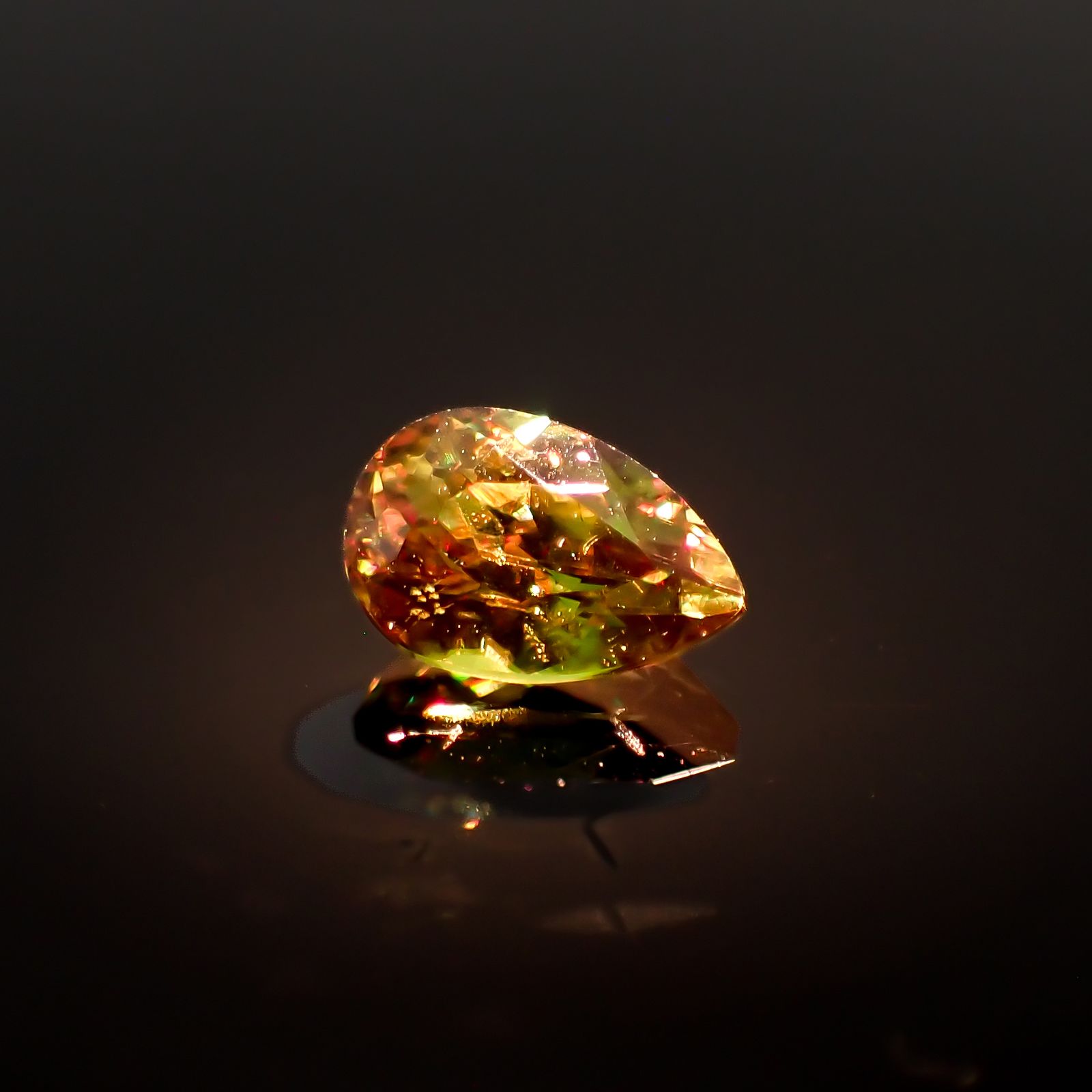 カラーチェンジスフェーン(宝石名スフェーン)パキスタン産 0.63ct 識別済[230722828]6.5x4.2mm前後