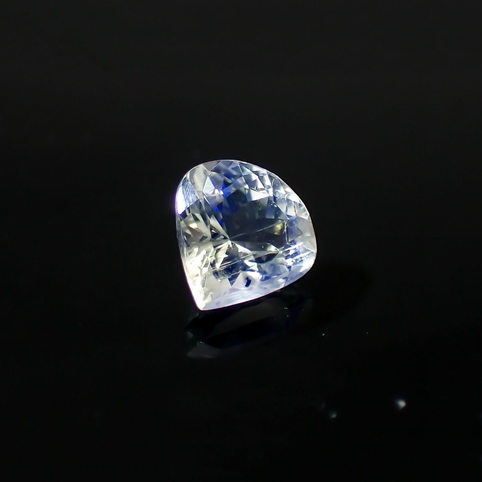 レインボームーンストーン(宝石名アンデシン・ラブラドライト)インド・ビハール産 識別済 0.96ct / 6.9x6.9mm前後 [260122329]