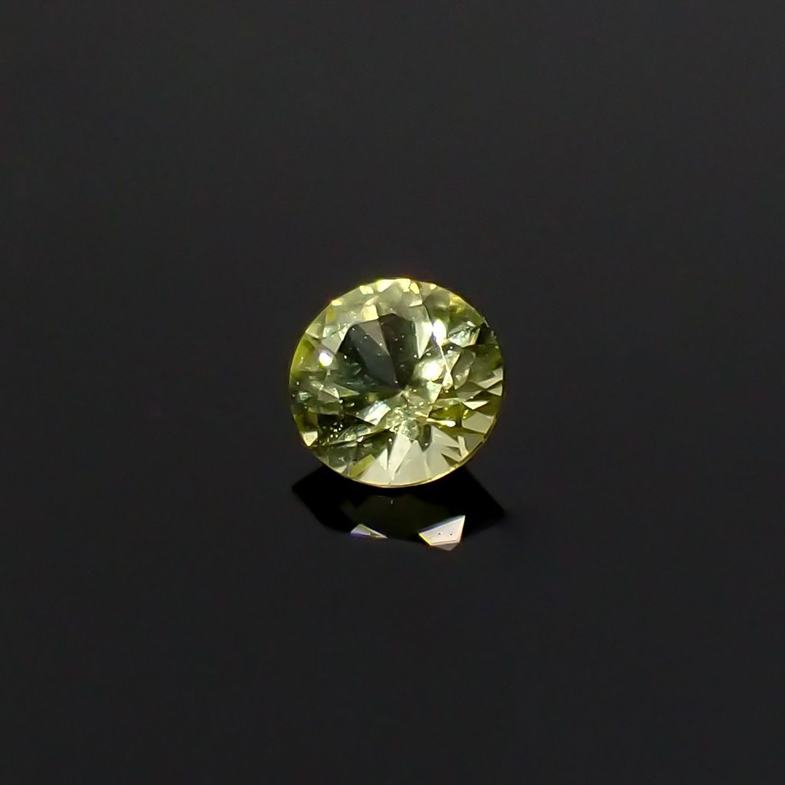 パラサイティックペリドット(宝石名ペリドット)採取地：ロシア 0.096ct 識別済[220616243]2.9x2.8mm前後