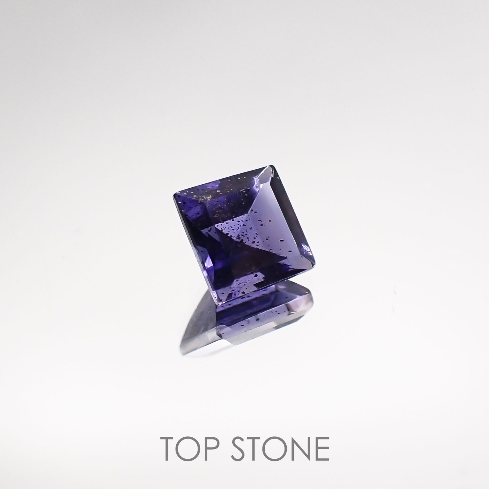 アイオライトサンストーン インド・ブラジル産 ルース 0.6ct[210711616]5.1×5.1mm前後