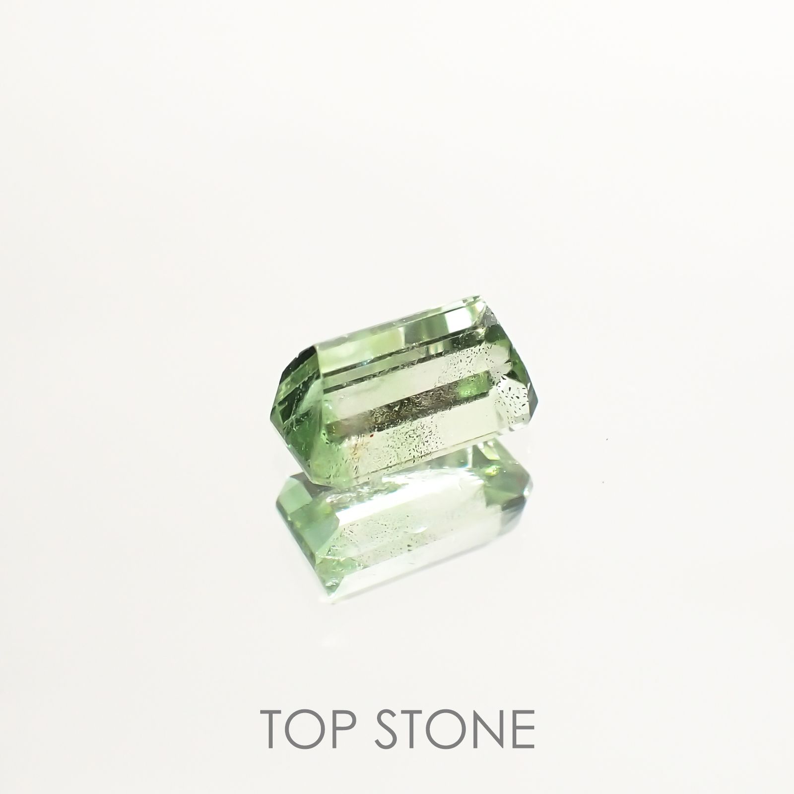 バイカラーツァボライト(宝石名グリーン グロッシュラー・ガーネット) タンザニア産 1.38ct 識別済[210711919]7.5×4.2mm前後