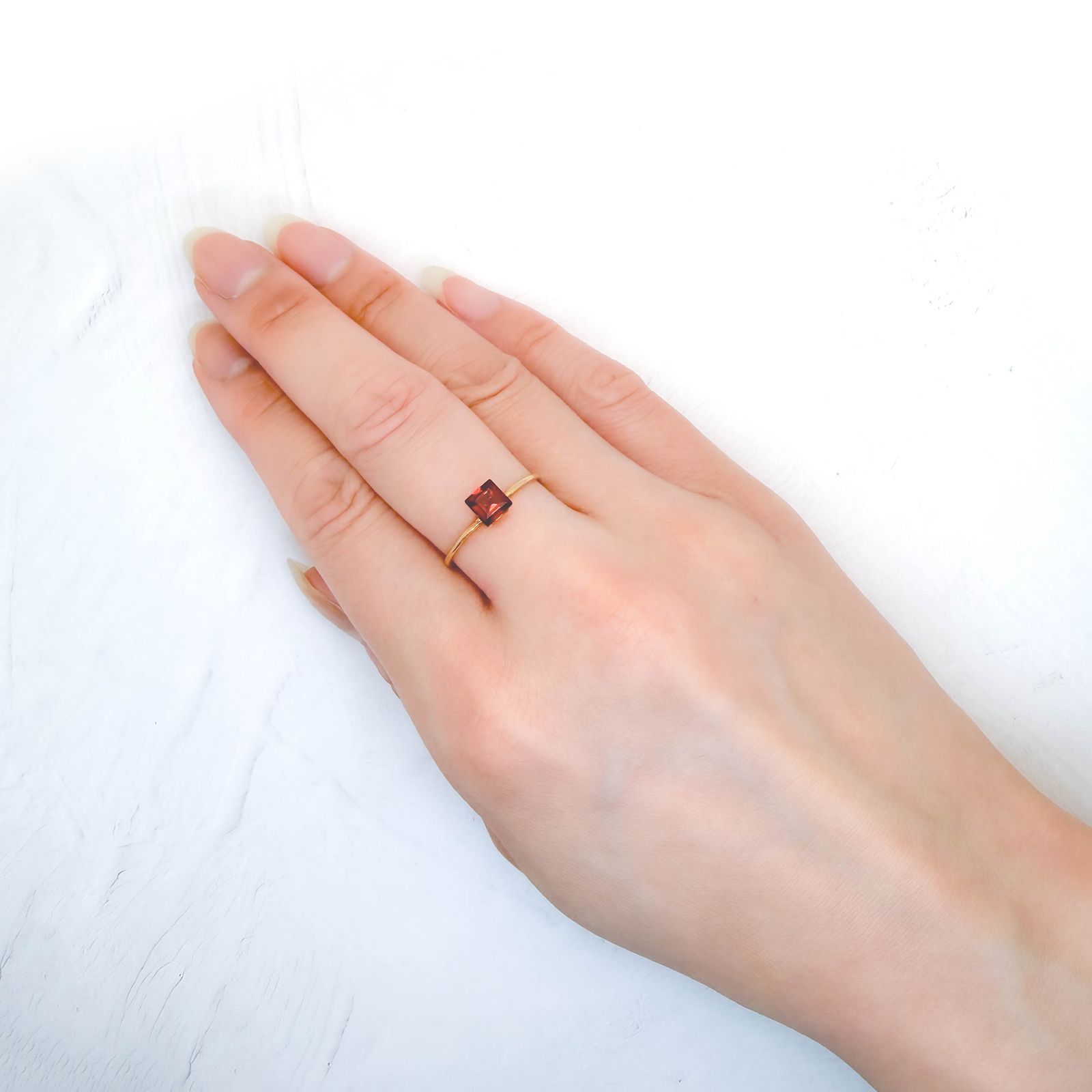 ◇ランダムセレクト◇パイラルスパイトガーネット モザンビーク産 約0.95ct / 5x5mm前後 [260532220]