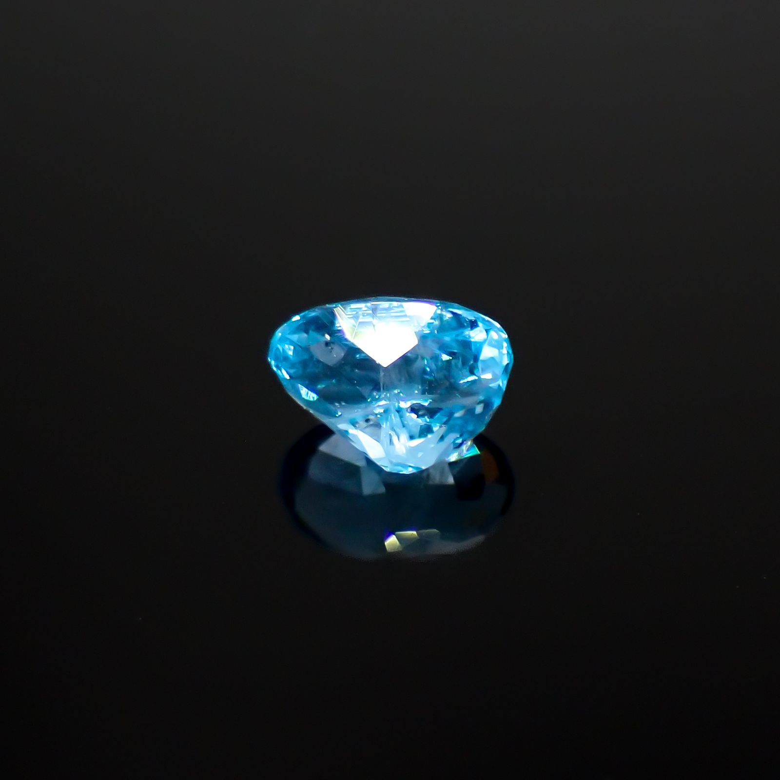 アウイナイト フルオレッセンス(宝石名アウイナイト)ドイツ産 0.727ct ソ付(彩珠)[240929129]6.7x4.4mm前後