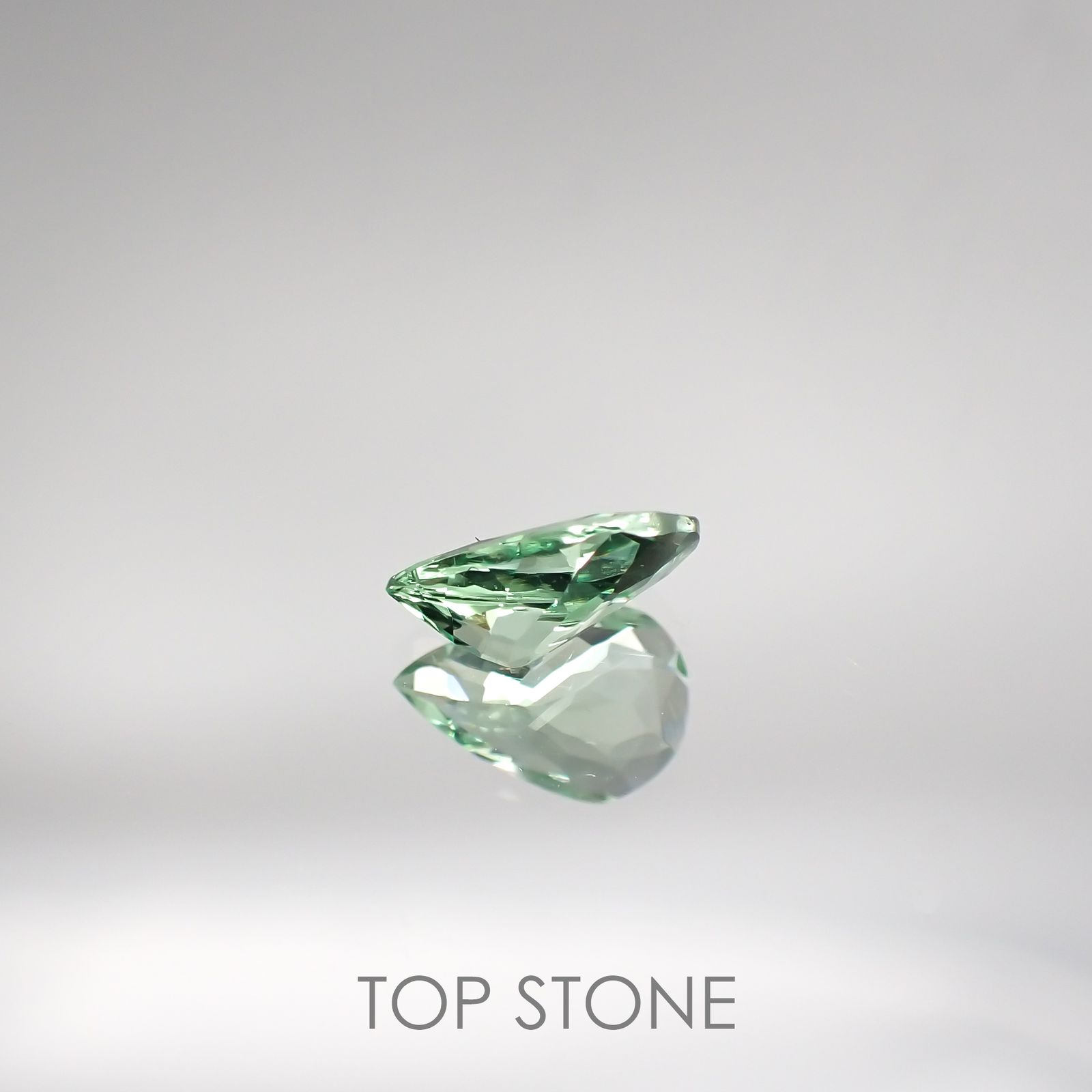 ミントガーネット タンザニア産 ルース 0.41ct[210711532]6.4×4.2mm前後