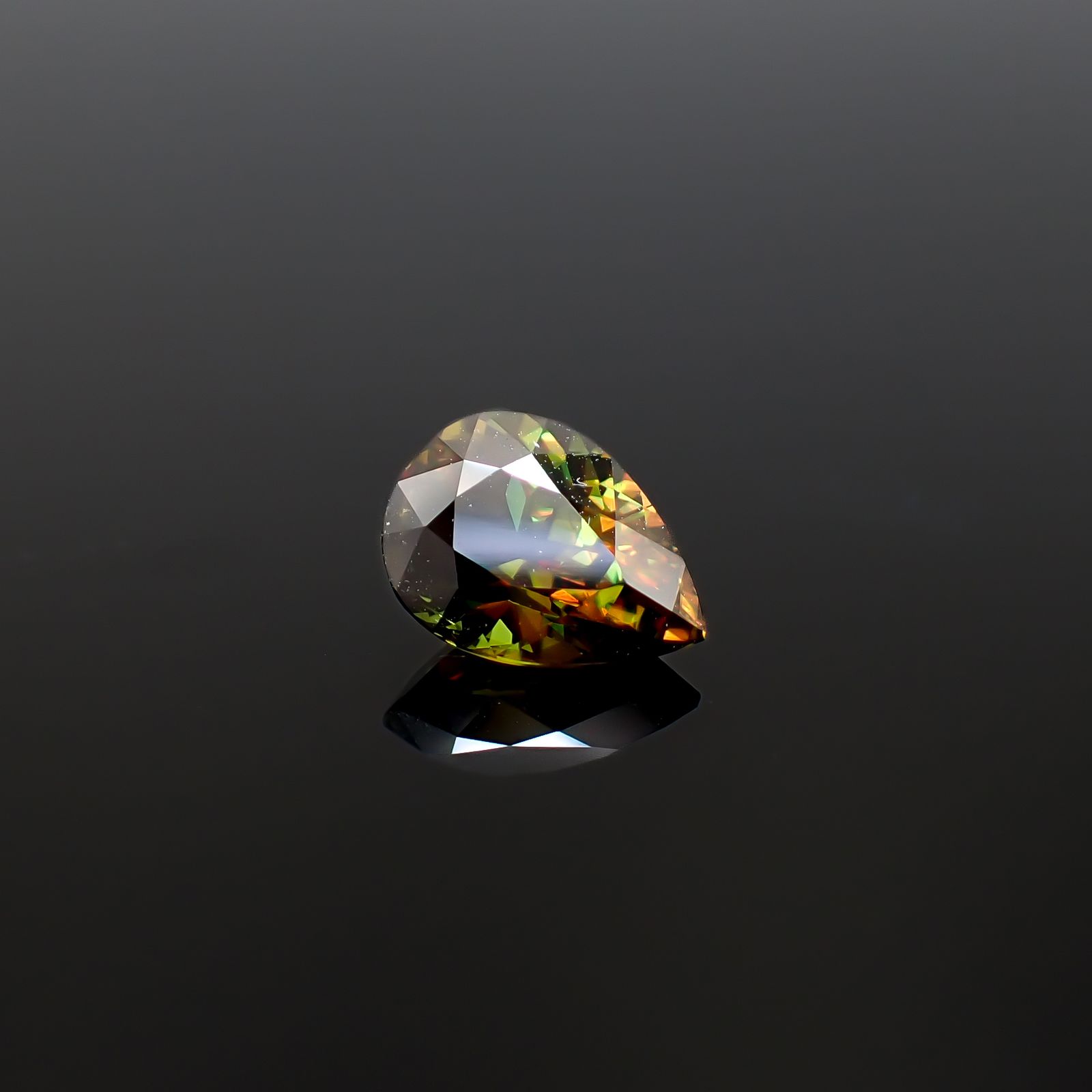 カラーチェンジスフェーン パキスタン産 1.78ct / 9.1x6.8mm前後 [260632491]