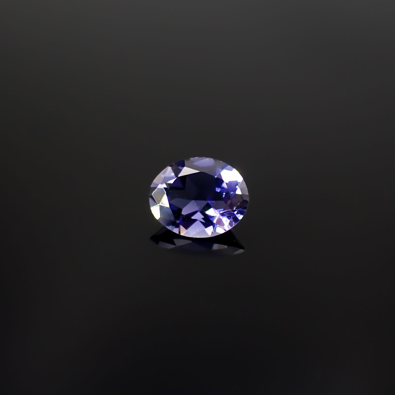 アイオライト タンザニア産 2.60ct / 11x8.9mm前後 [260231741]