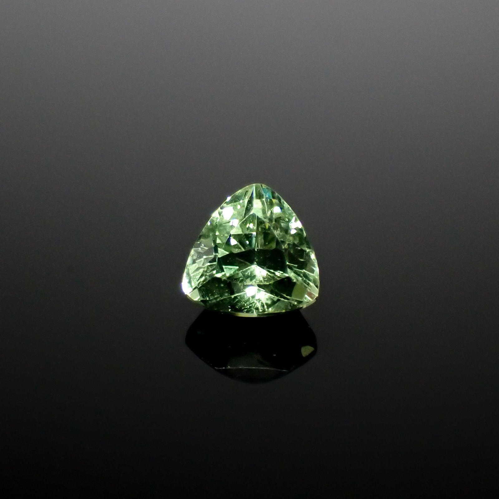 グリーンアパタイト マダガスカル産 0.75ct [241129482]5.4x5.5mm前後