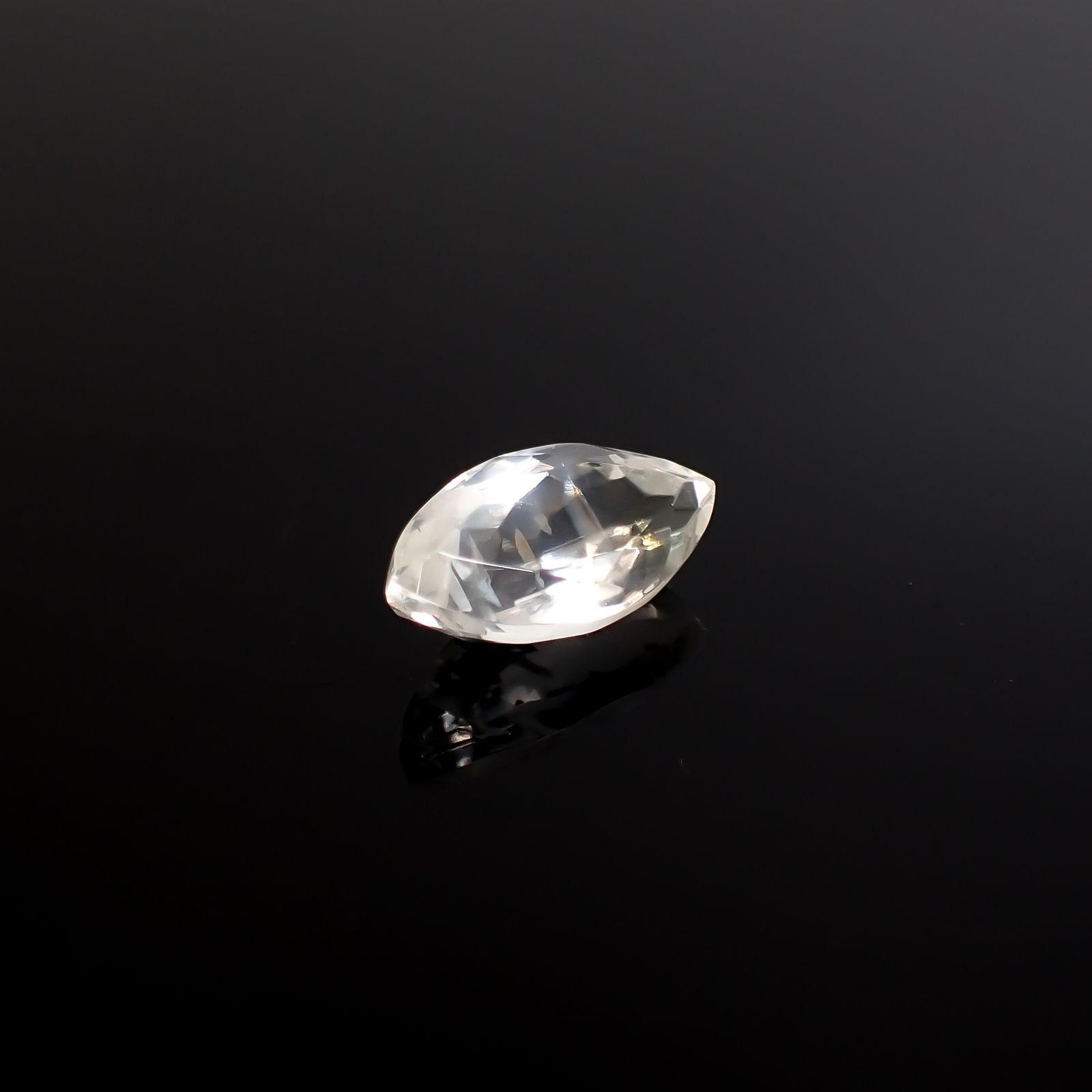 マラウイムーンストーン マラウイ共和国産 3.21ct / 13.6x7.2mm前後 [260331826]