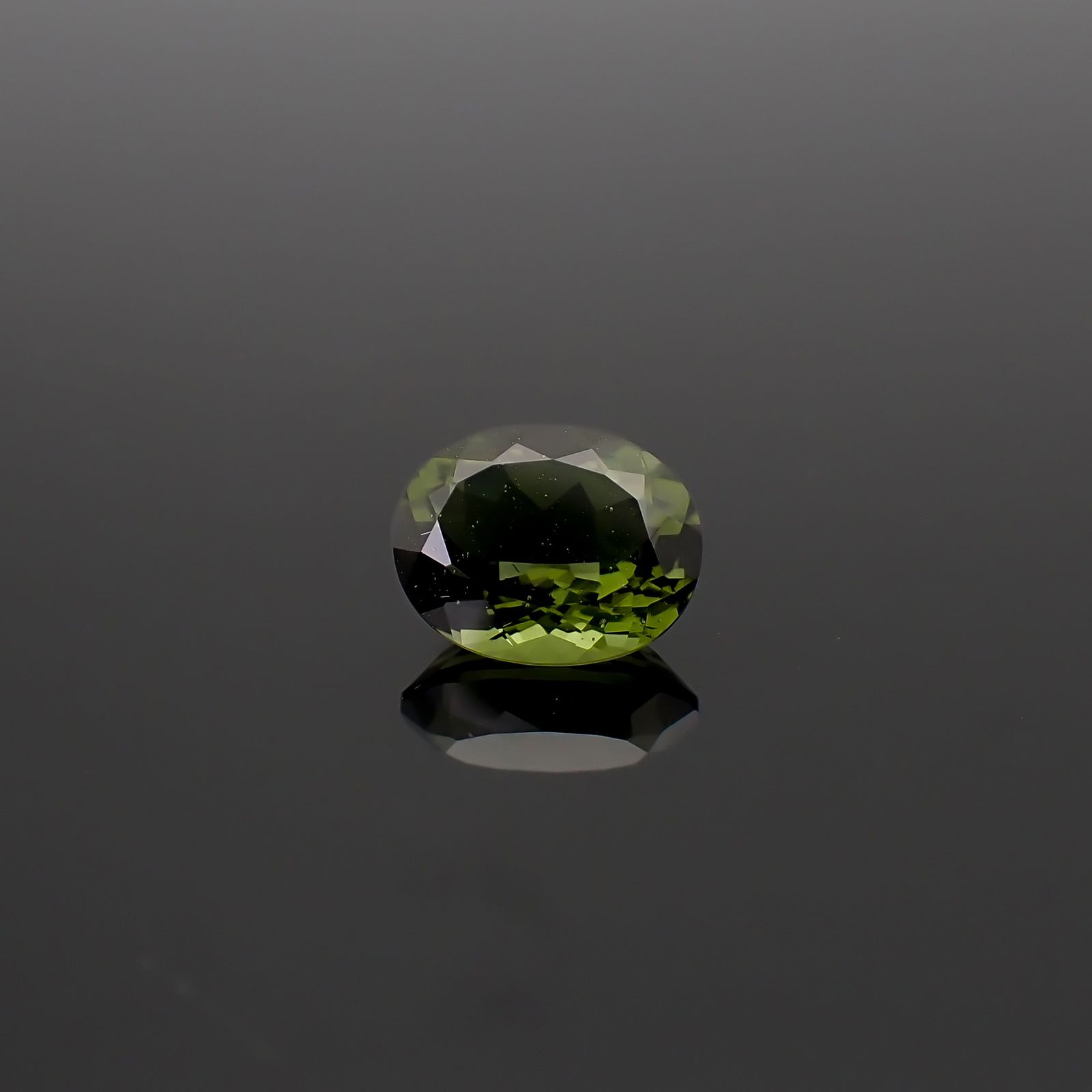 モルダバイト 発見地：旧チェコスロバキア 2.17ct / 10x8mm前後 [260832686]