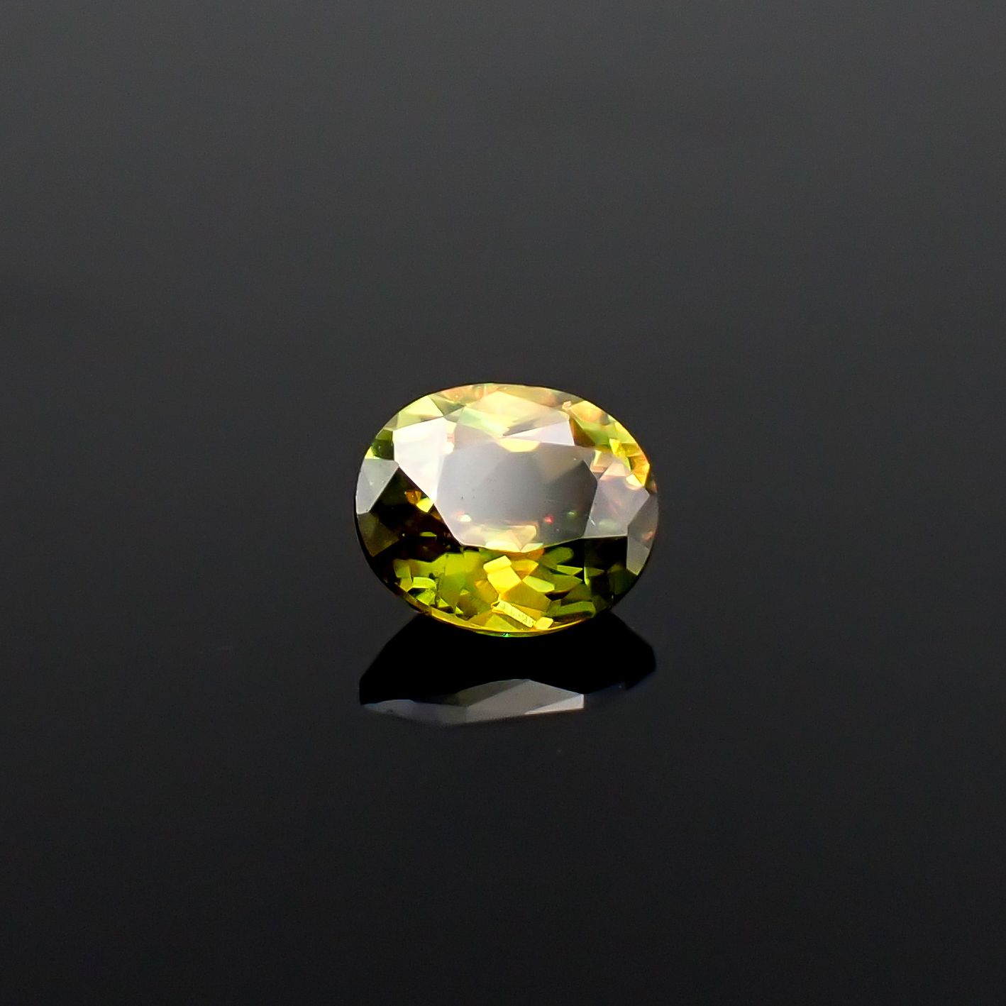 カラーチェンジスフェーン パキスタン産 0.51ct / 5.3x4.6mm前後 [260632435]