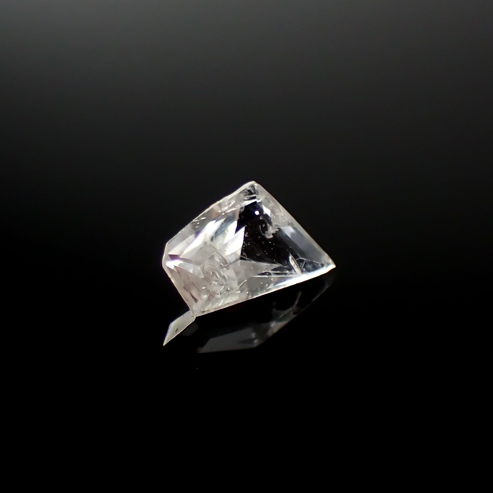 ◇カスタムカット◇ポードレッタイト(宝石名ポードレッタイト)ビルマ産 0.157ct ソ付(彩珠)[240628439]5.4x3.1mm前後
