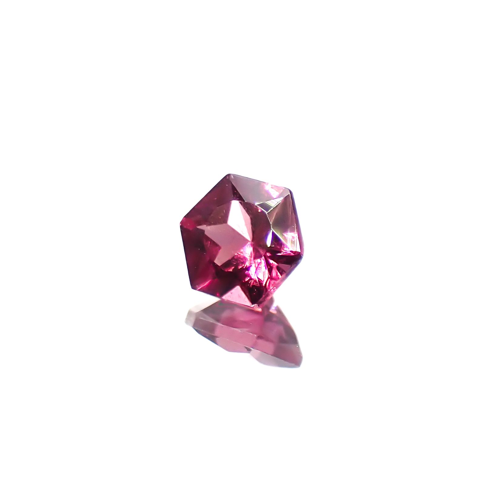 ◇ヘキサゴンカット◇カラーシフト マラヤガーネット(宝石名ガーネット)タンザニア産 0.38ct 識別済[220113835]4x4mm前後
