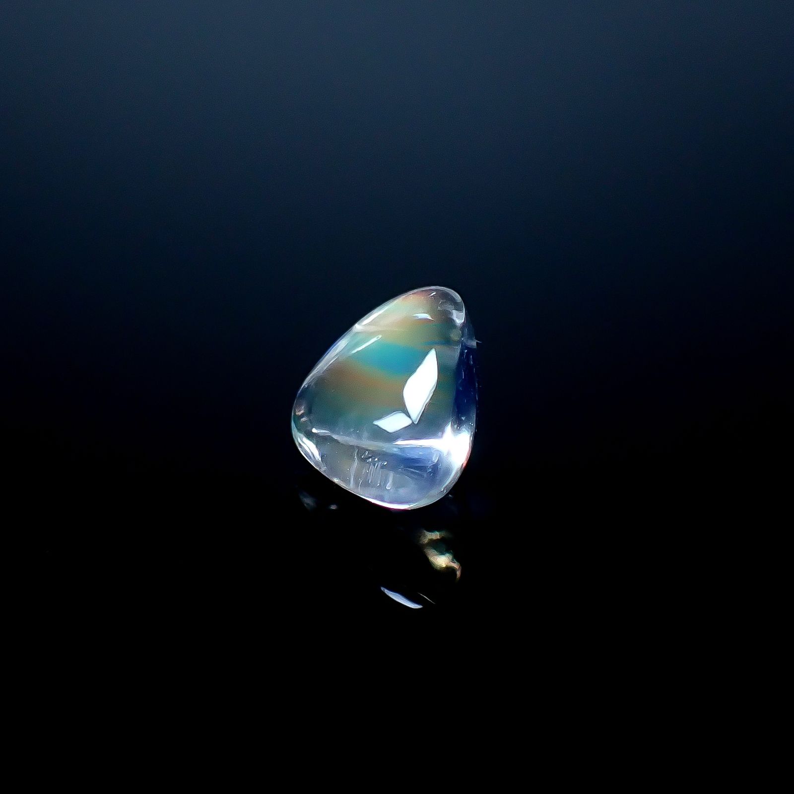 ◇バフトップカット◇レインボームーンストーン(宝石名ラブラドライト)マダガスカル産 ソ付(彩珠) 1.139ct / 6.2x7.2mm前後 [250931034]