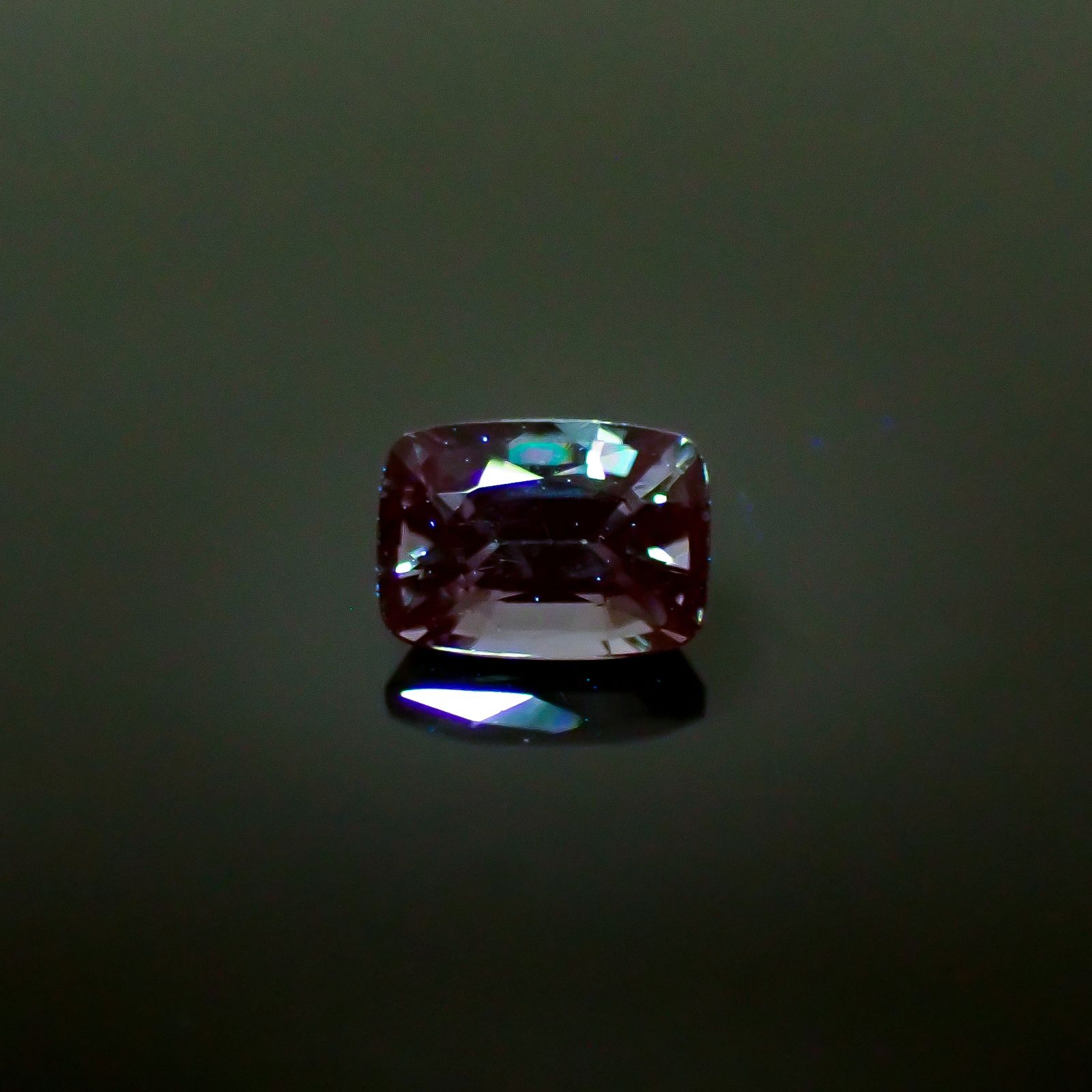 プラチナスピネル(宝石名スピネル)ビルマ産 0.98ct 識別済[250730753]6.6x4.7mm前後