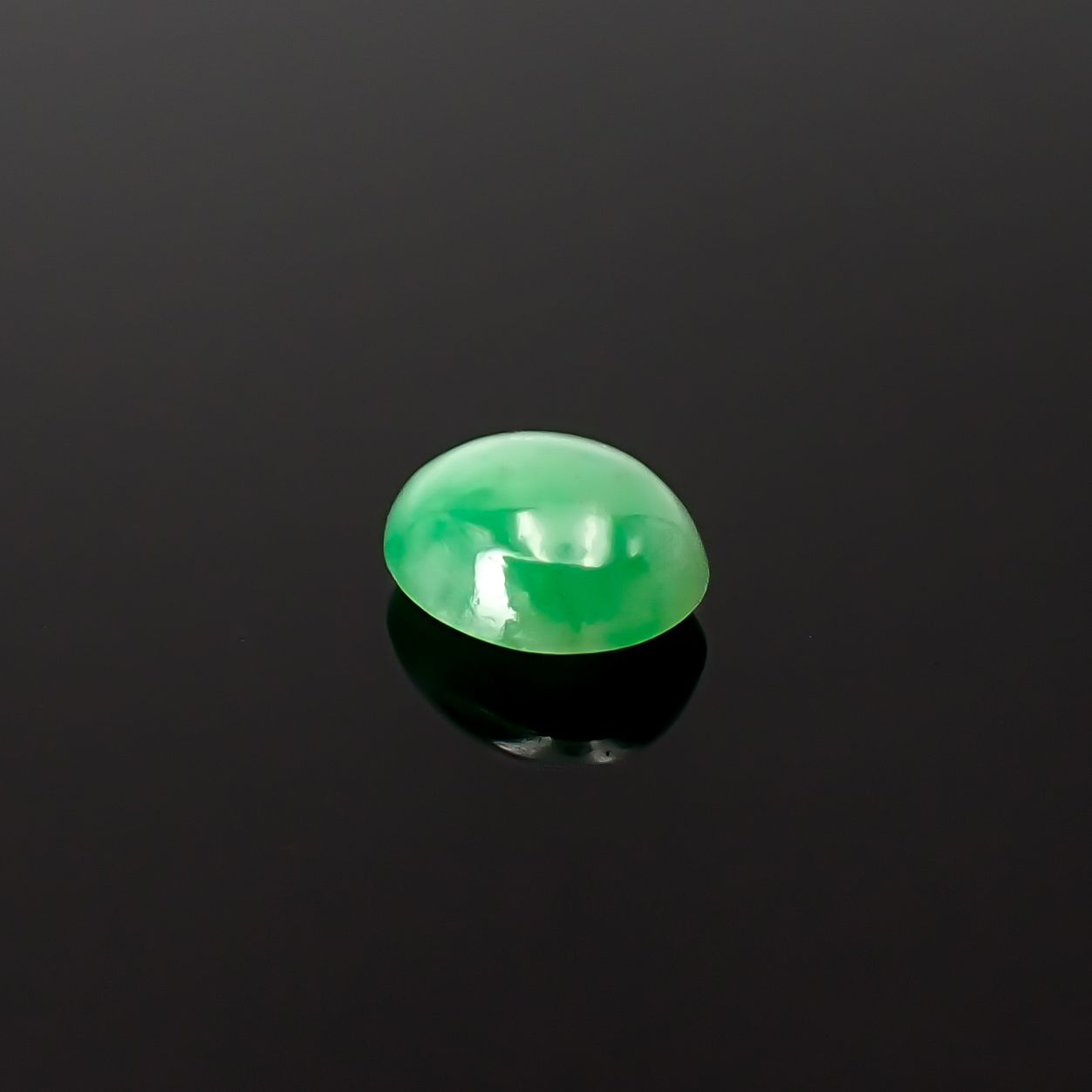 翡翠 ビルマ産 0.84ct / 6.4x5.3mm前後 [260532112]