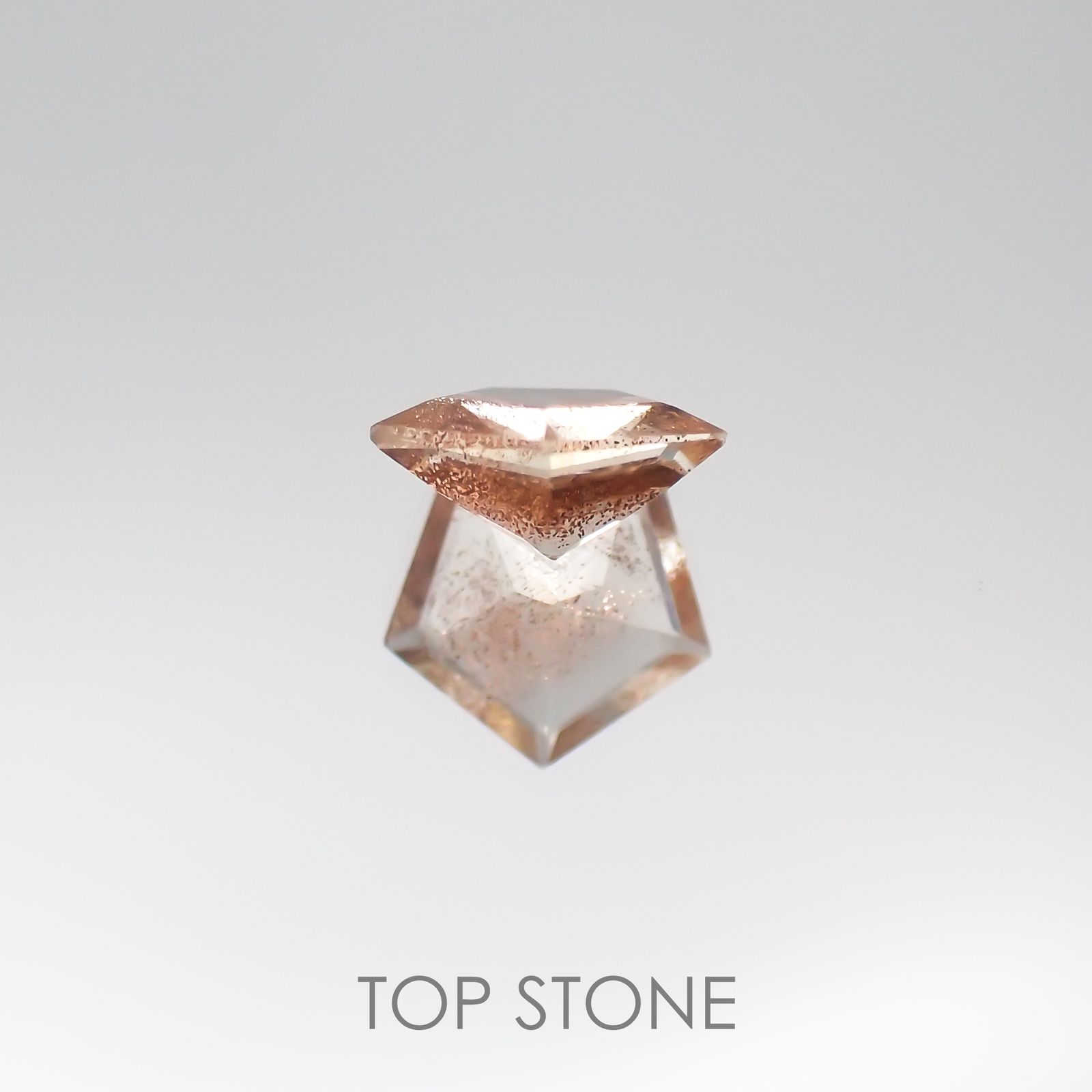 ◇ペンタゴンカット◇オレゴンサンストーンSA(宝石名ラブラドライト) アメリカ・オレゴン州産 0.47ct 識別済[210610972]5.9×6.1mm前後