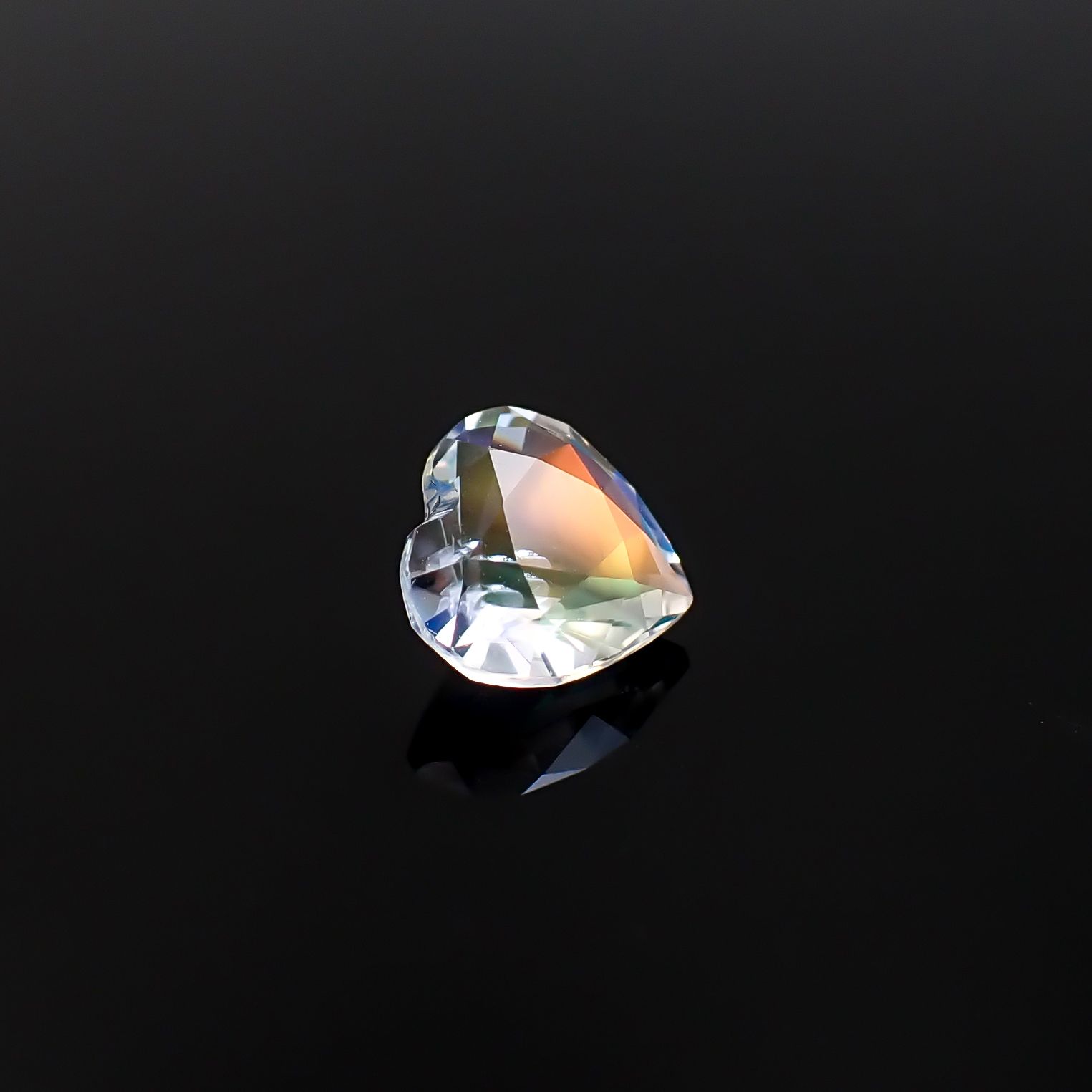 レインボームーンストーン マダガスカル産 0.64ct / 5.8x5.9mm前後 [260632378]