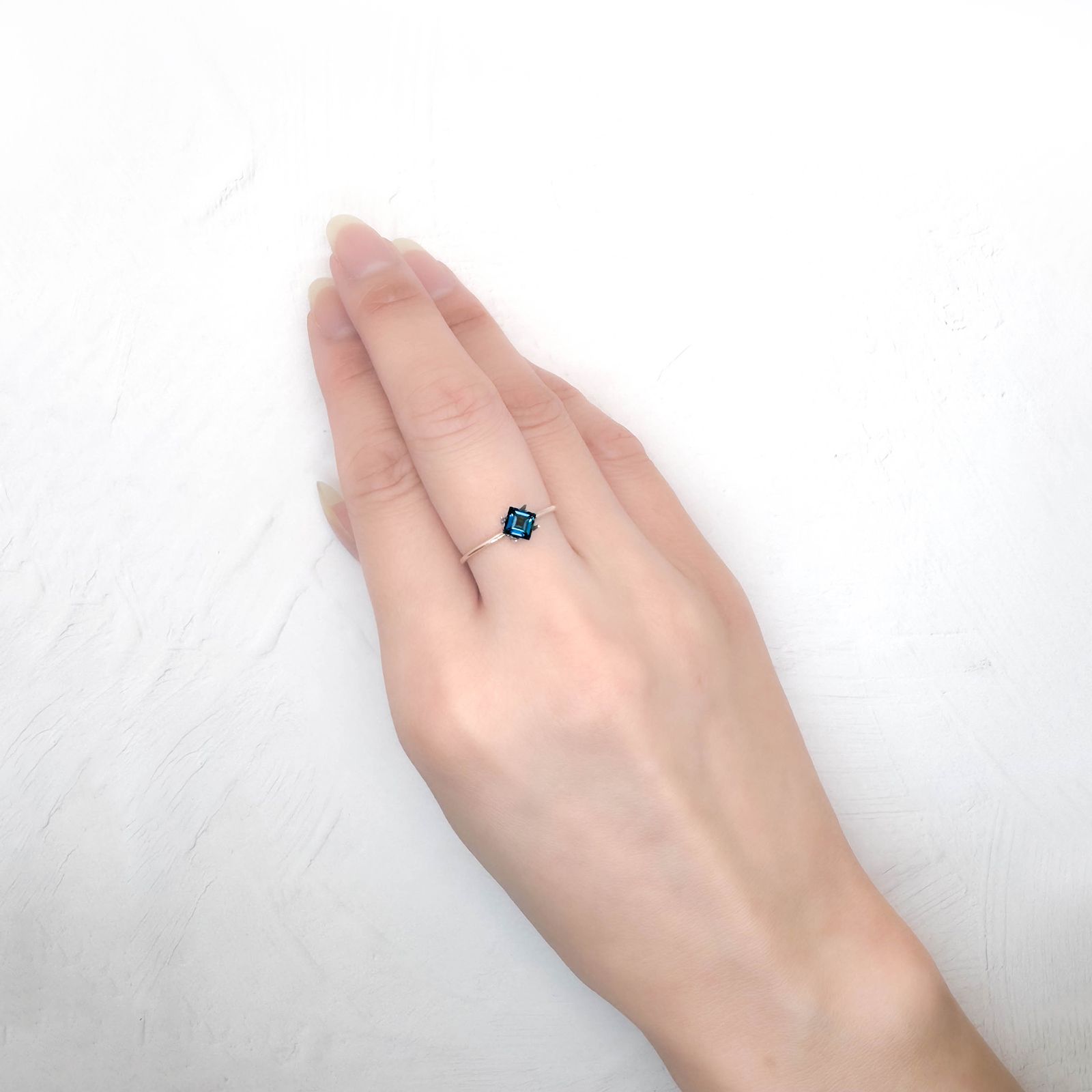 インディゴライト ブラジル産 0.48ct / 4.4x4.3mm前後 [250931096]