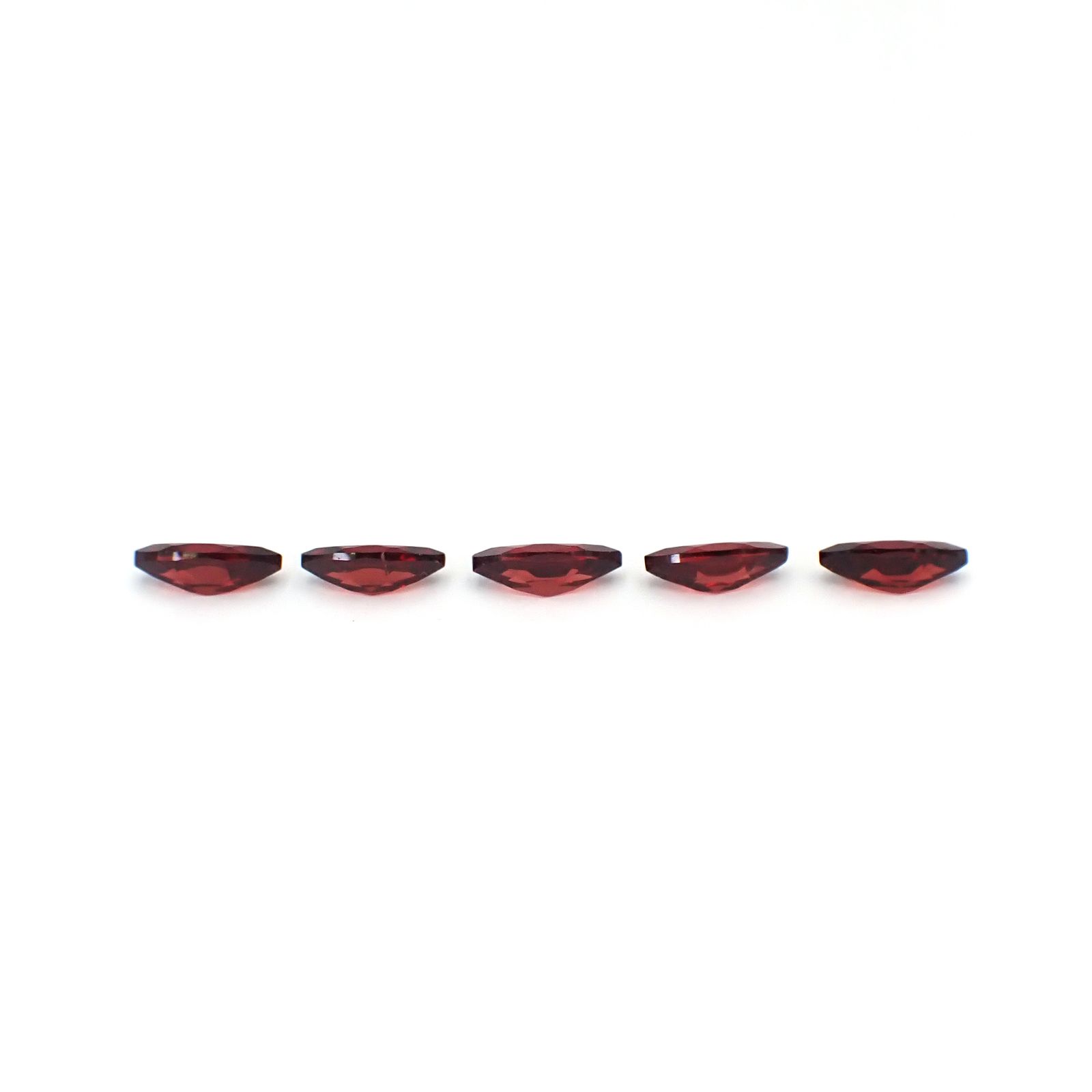 ◇ランダムセレクト◇パイロープアルマンディンガーネット モザンビーク産 約0.64ct / 8.1x4mm前後 [260532217]