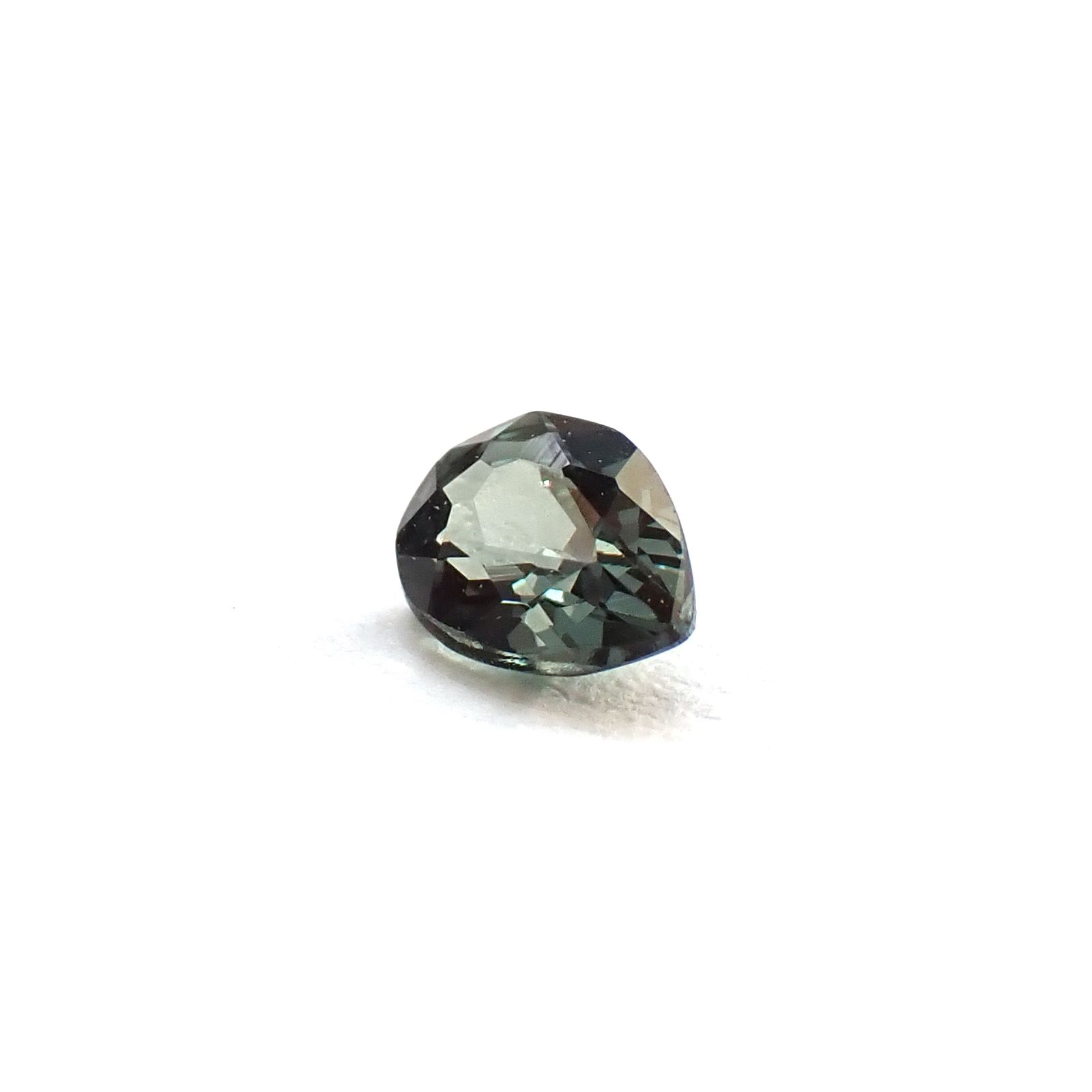 ベキリーブルーガーネット（カラーチェンジガーネット アレキタイプ） マダガスカル・ベキリー産 0.11ct / 3.5x2.7mm前後 [260732457]