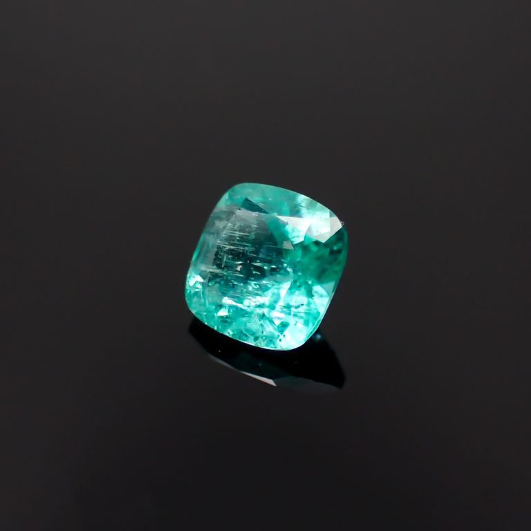 パライバトルマリン(宝石名トルマリン/別名パライバ・トルマリン)ブラジル・キントス鉱山産 0.289ct ソ付(宝貴協)[221018744]4.1x4.1mm前後
