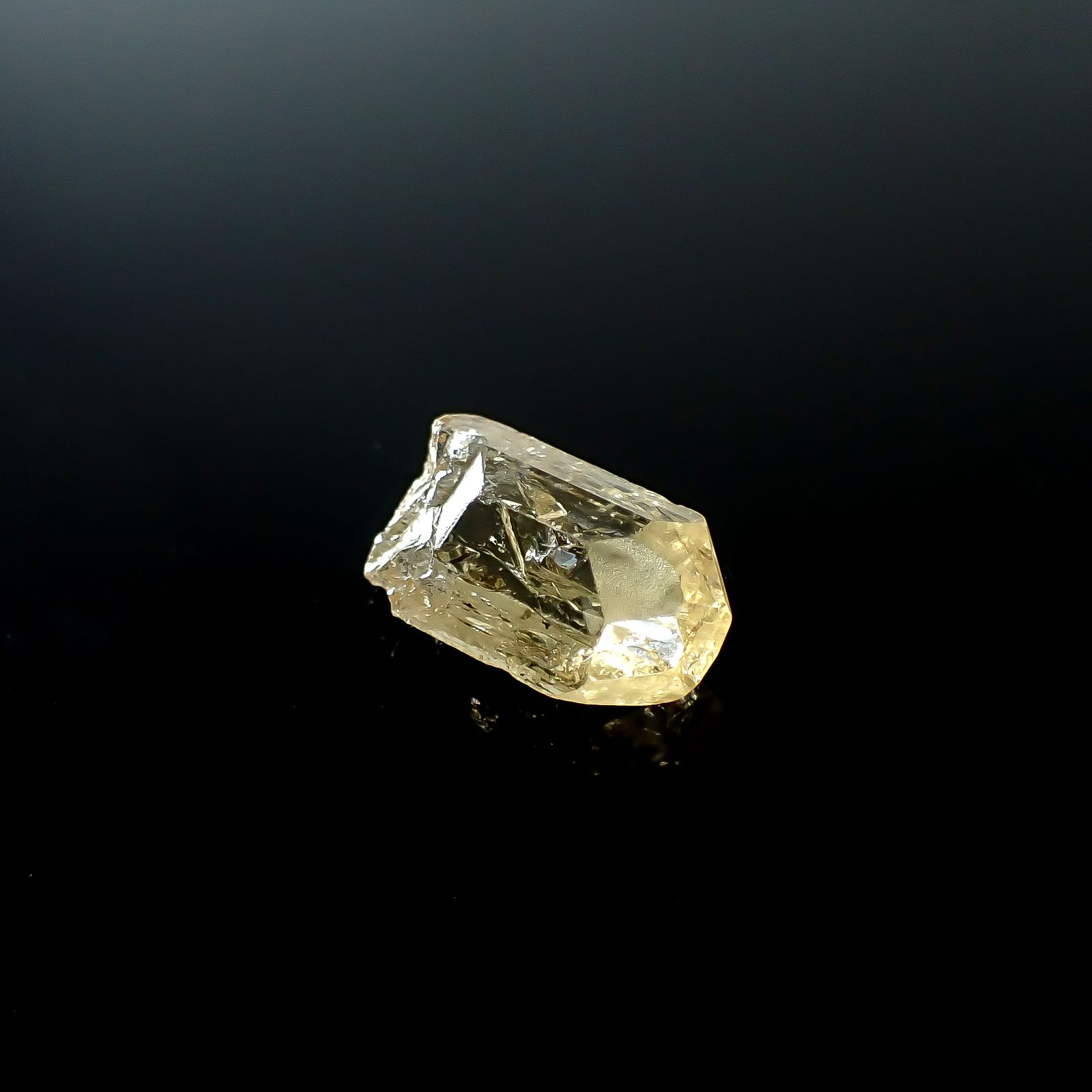 インペリアルトパーズ 原石 ザンビア産 9.95ct / 16.3x10.1mm前後 [250730934]