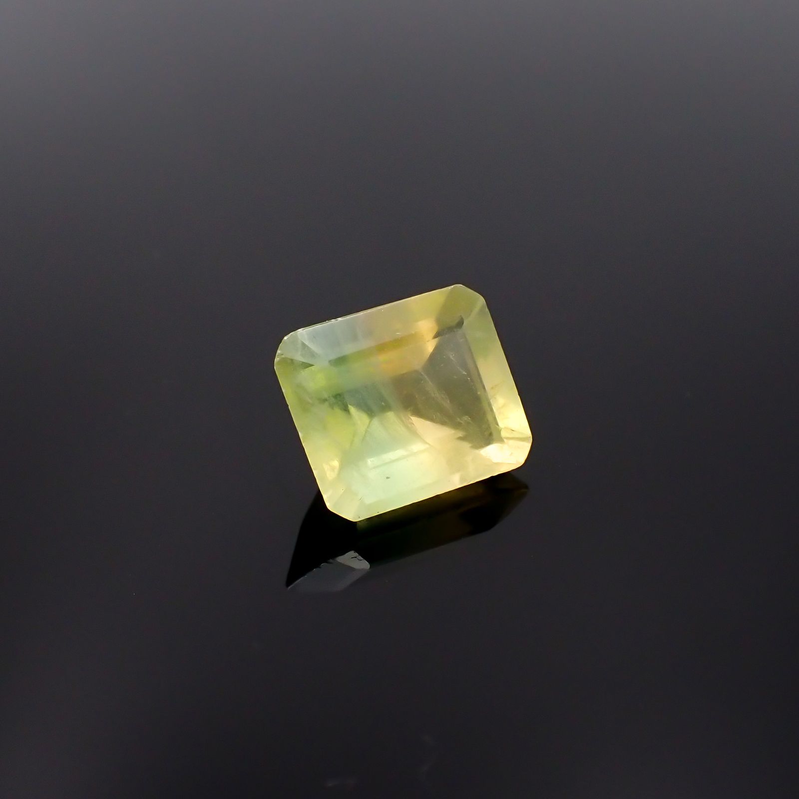 バイカラーフローライト フルオレッセンス ブラジル産 5.09ct[230722971]10.9x9mm前後