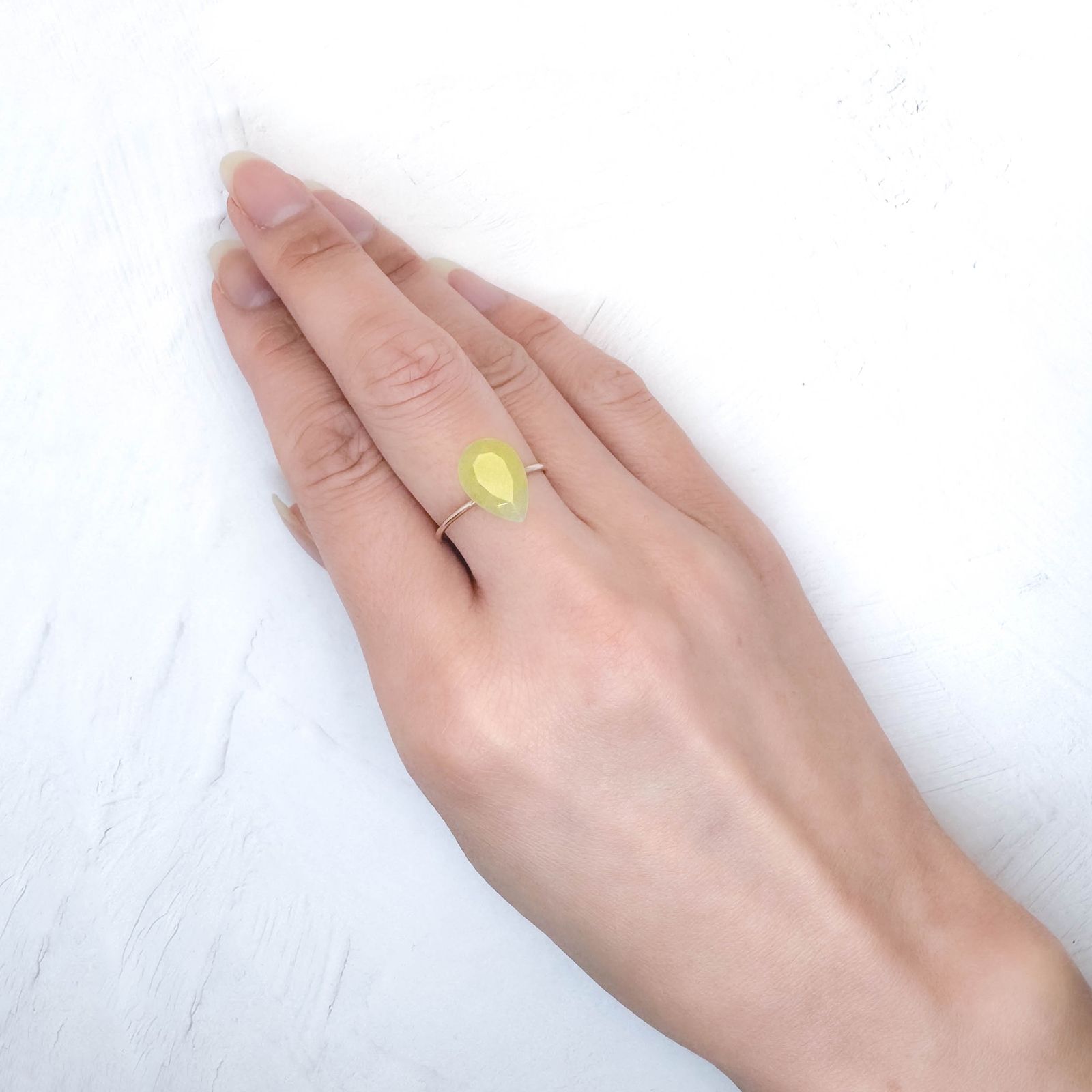 イエロースミソナイト イタリア産 3.92ct / 12.5x8.5mm前後 [251231401]