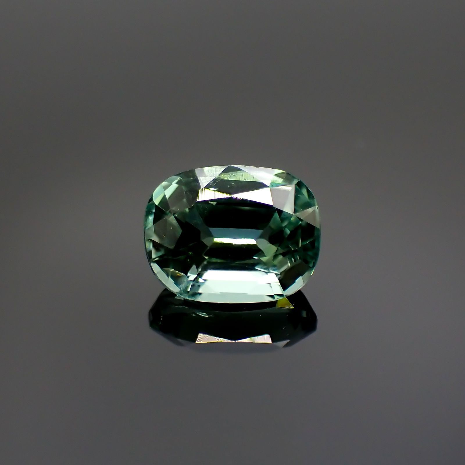 ブルーグリーントルマリン(宝石名グリーン・トルマリン) アフガニスタン産 1.252ct ソ付(彩珠)[211013582]7.4×5.8mm前後