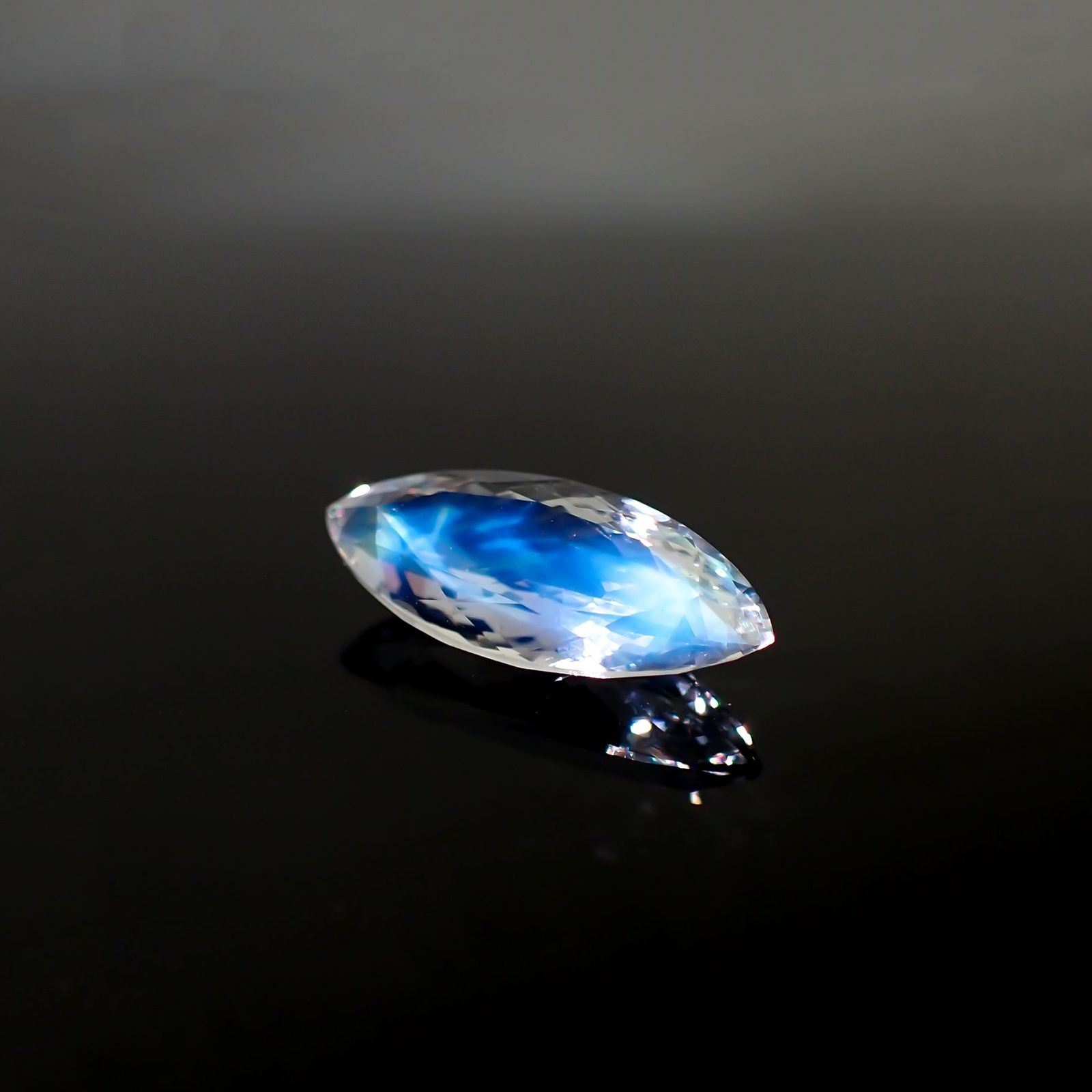 レインボームーンストーン(宝石名ラブラドライト) マダガスカル産 ソ付(彩珠) 2.589ct / 15.7x6.6mm前後 [251211765]