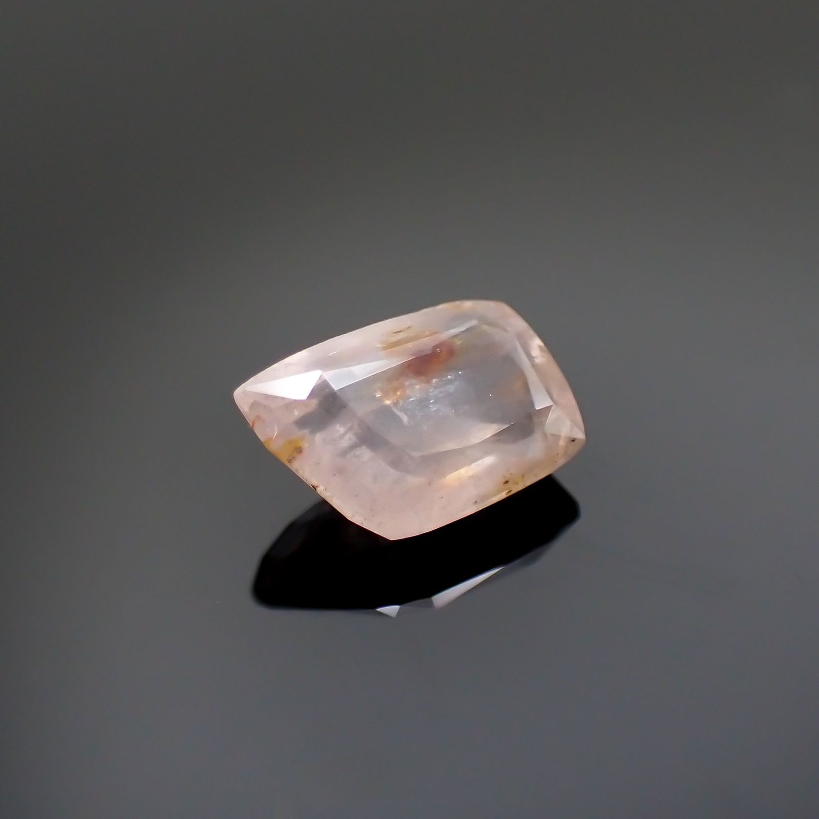 ◇フリーフォーム◇マスグラバイト(宝石名マスグラバイト) ビルマ・モゴック産 0.980ct ソ付(彩珠)[20106708]7×4.6mm前後