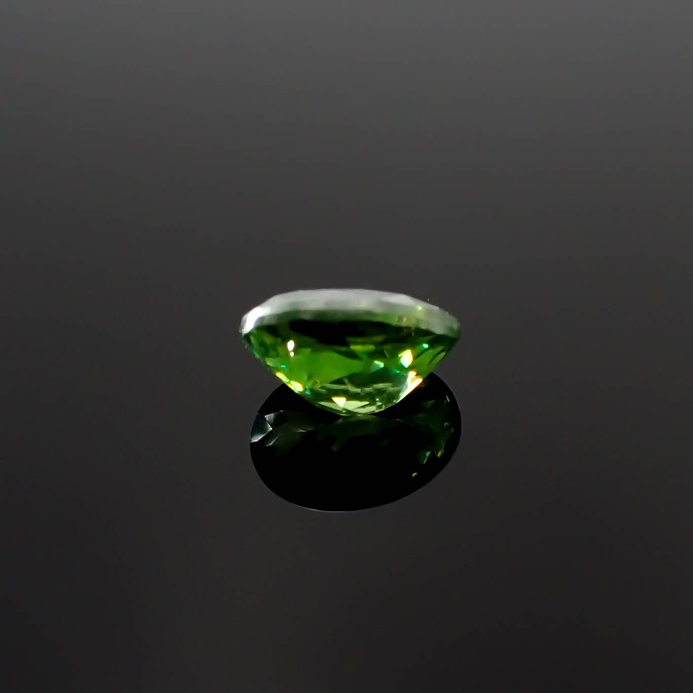 グリーンスファレライト(宝石名グリーン・スファレライト)ブルガリア産 0.907ct ソ付(彩珠)[231225082]6.4x4.6mm前後