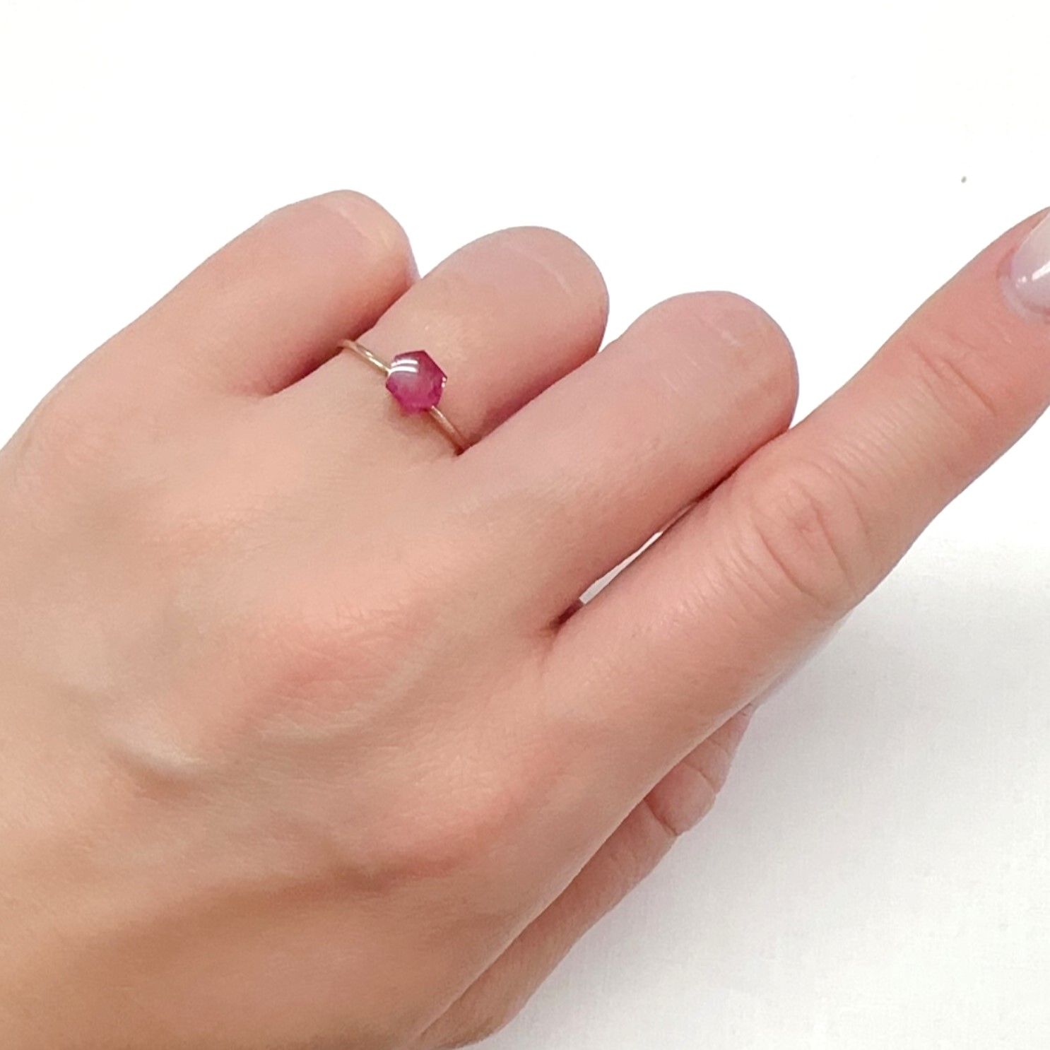 ◇バフカット◇レッドベリル/ピンクベリル アメリカ・ユタ州産 0.49ct[240326679]5.6x5.2mm前後