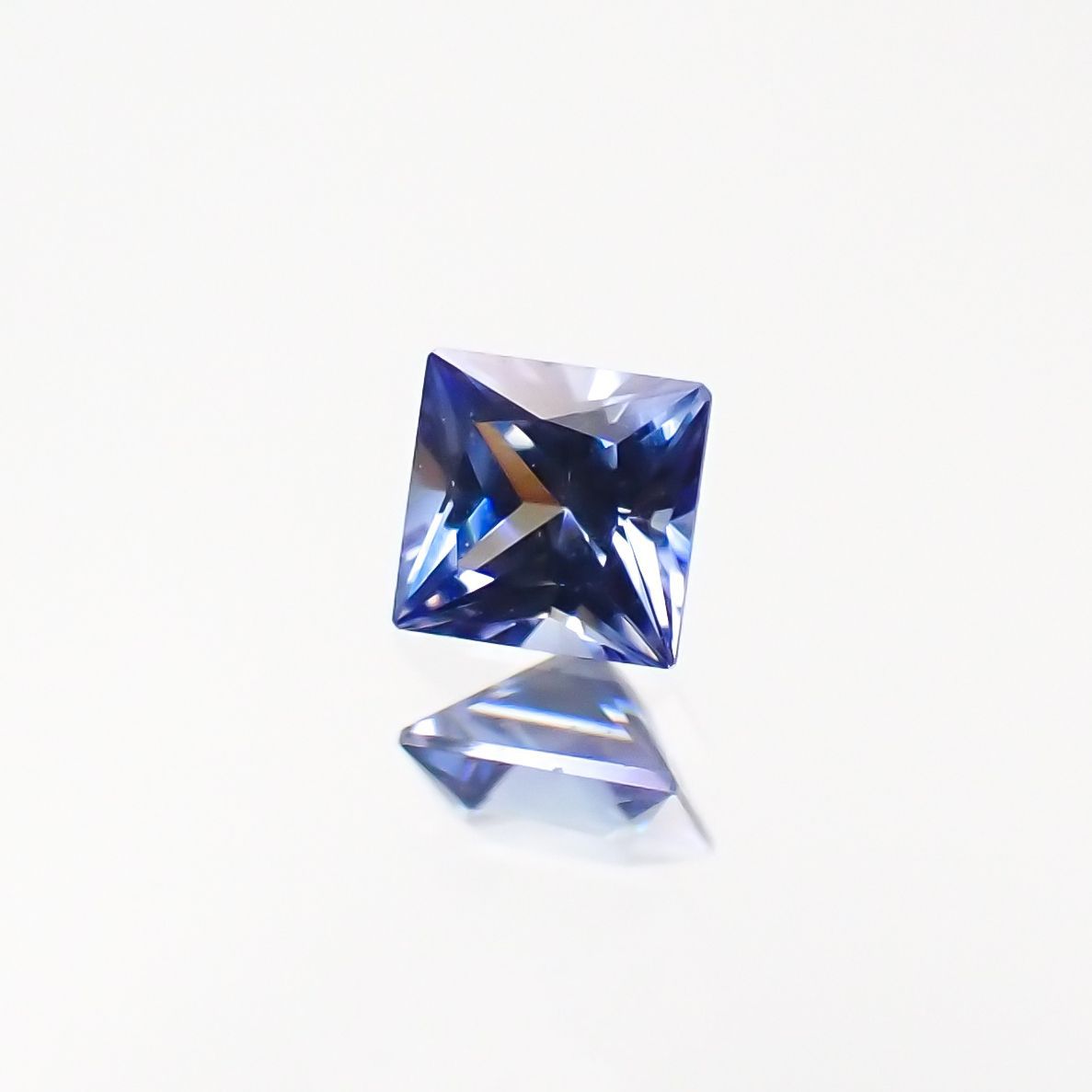 ◇プリンセスカット◇ベニトアイト アメリカ・カリフォルニア州産 0.085ct[221118978]2.4x2.3mm前後