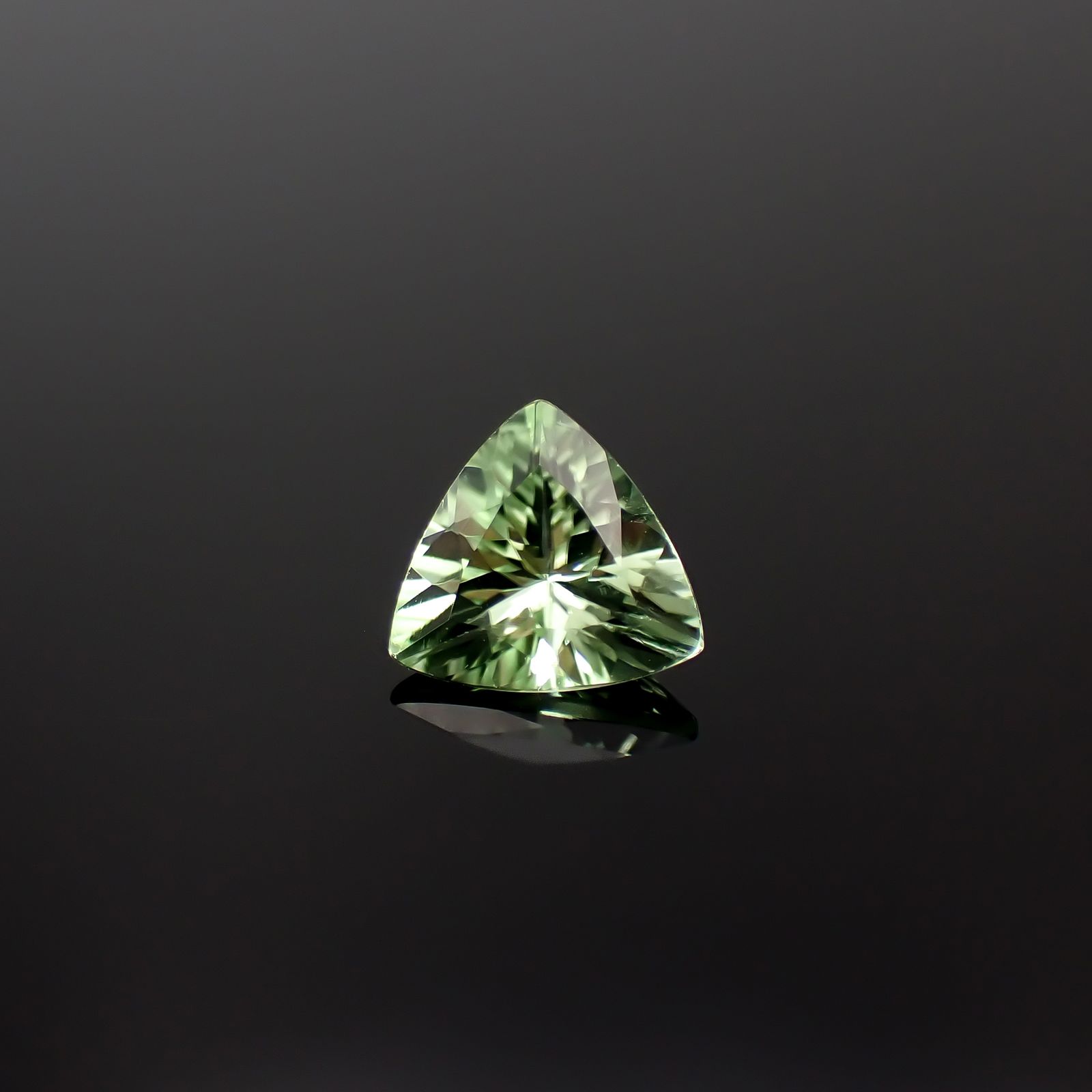 ミントペリドット パキスタン/ノルウェー産 0.86ct[240728558]6.8x7.1mm前後