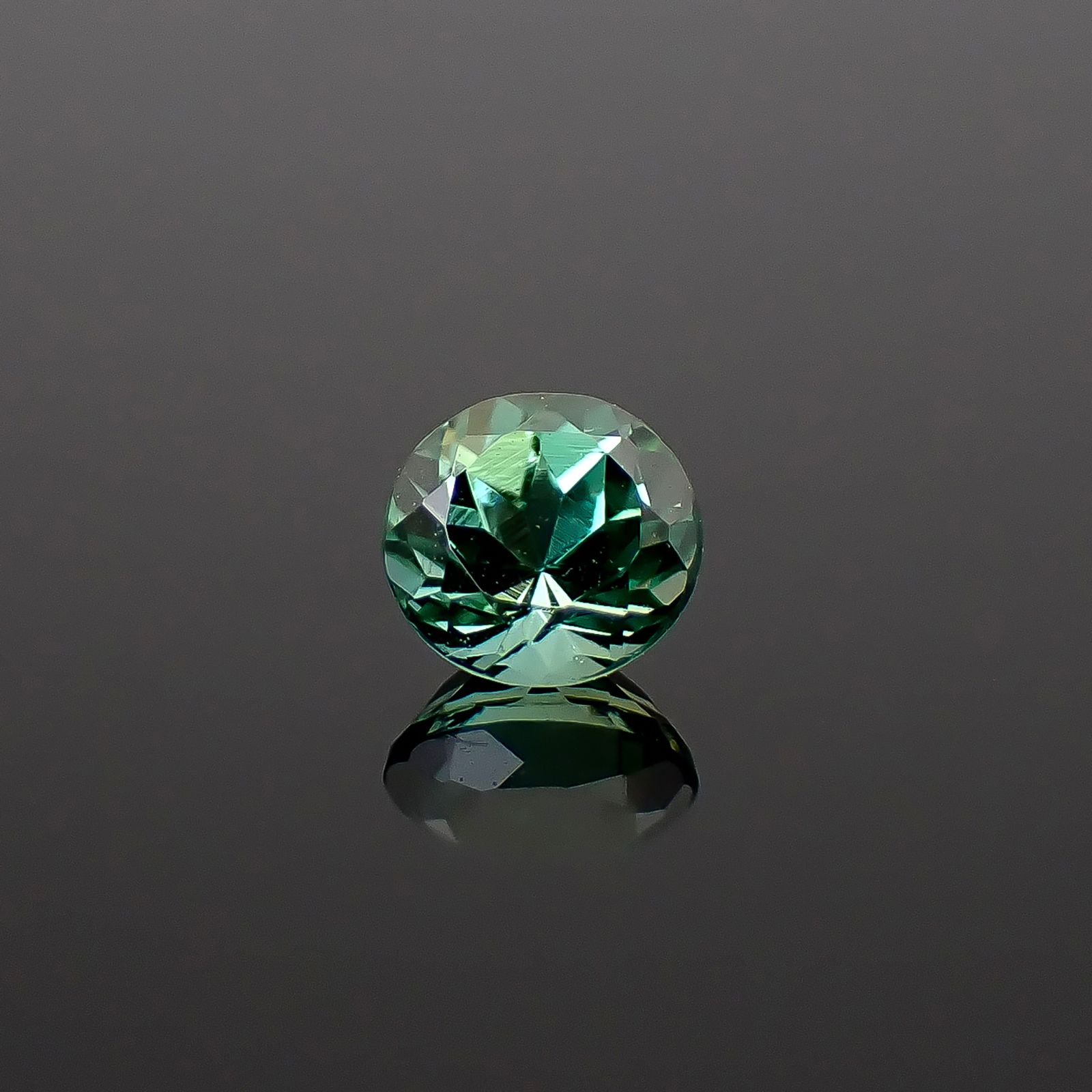 グリーンゾイサイト(宝石名グリーン・ゾイサイト)タンザニア産 識別済 0.24ct / 3.7x3.6mm前後 [260932850]
