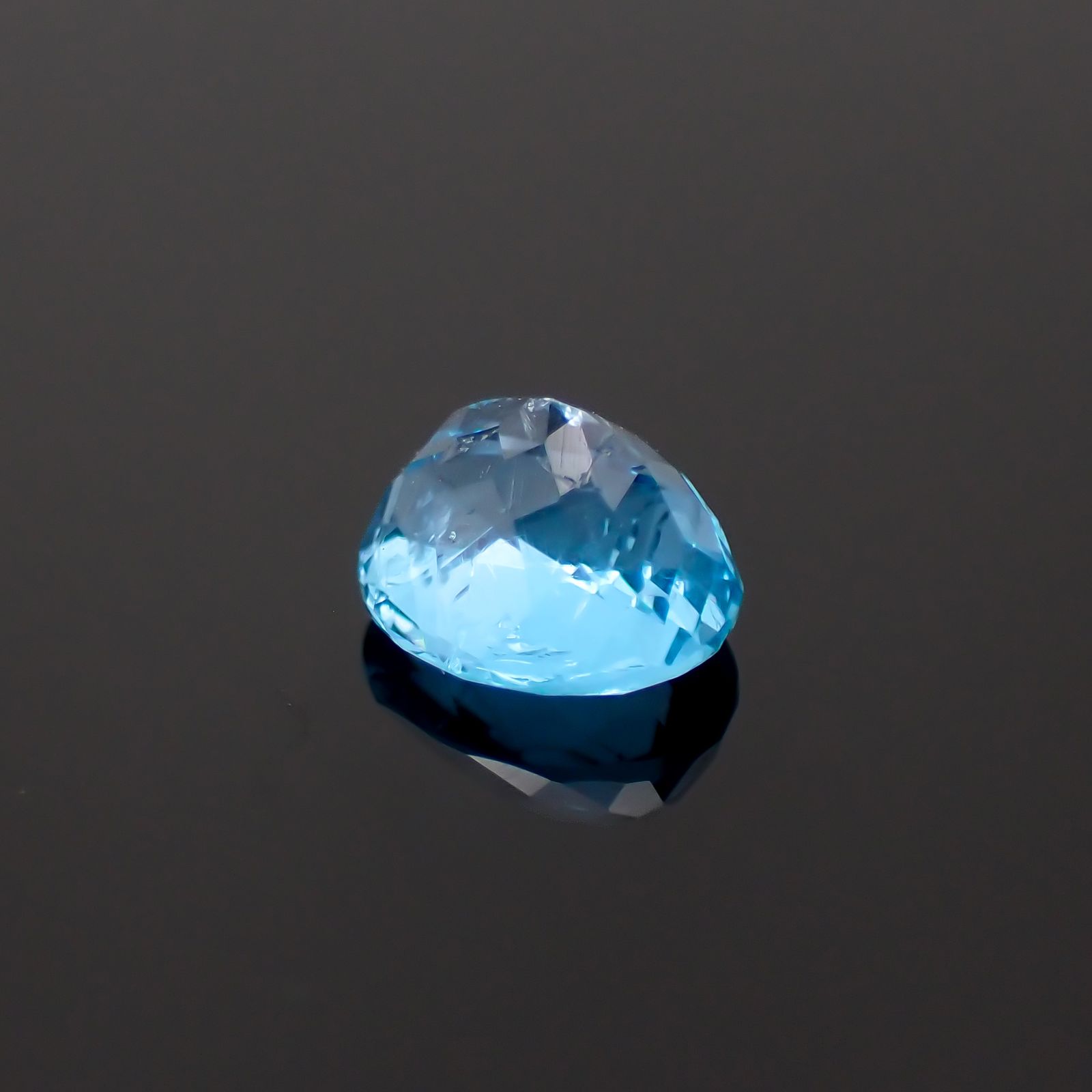 アウイナイト フルオレッセンス(宝石名アウイナイト)ドイツ産 0.586ct ソ付(彩珠)[230722990]5.9x5mm前後