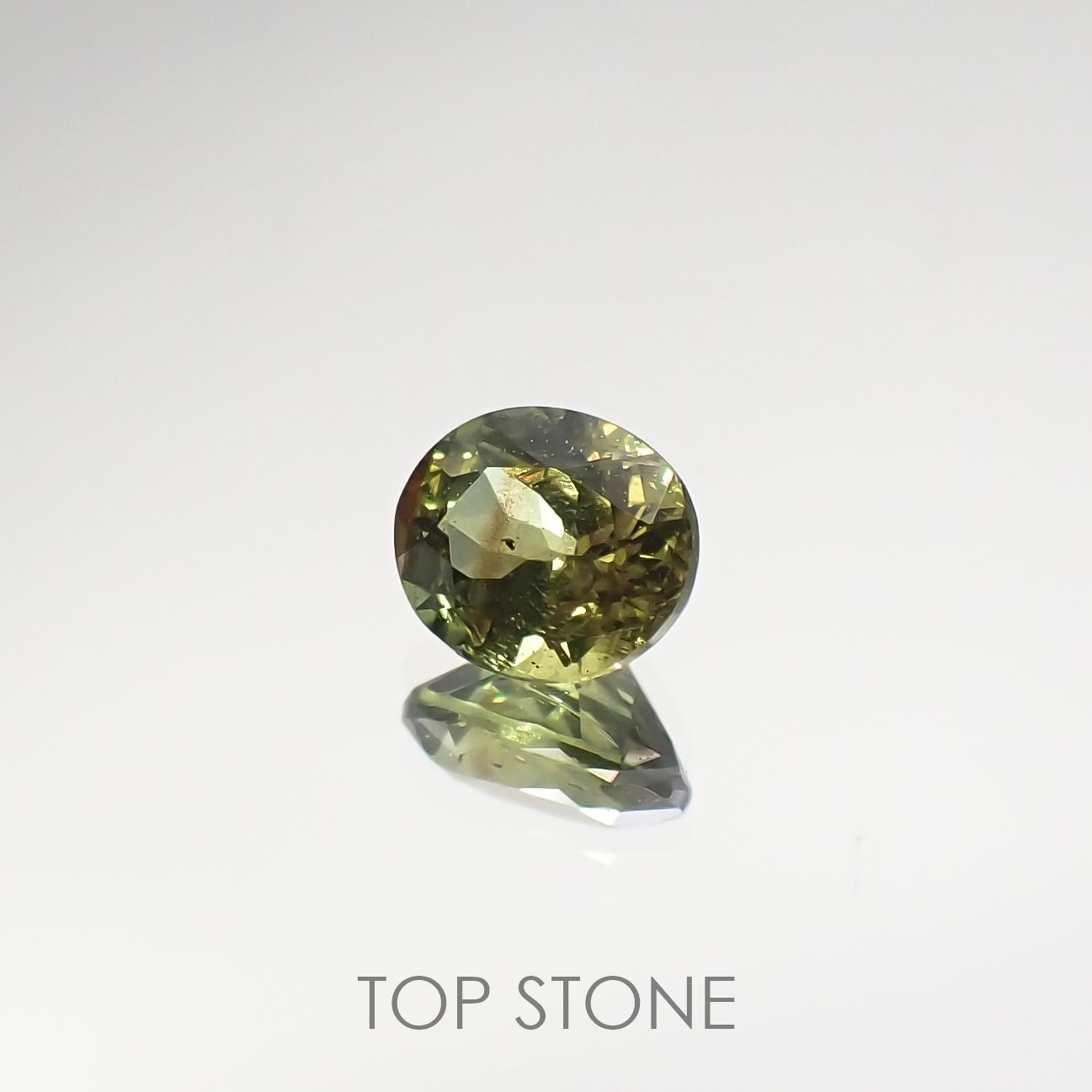 ゴールドシーンサファイア非加熱(宝石名シーン・サファイア) ケニア産 0.43ct 識別済[210712067]4.7×3.9mm前後