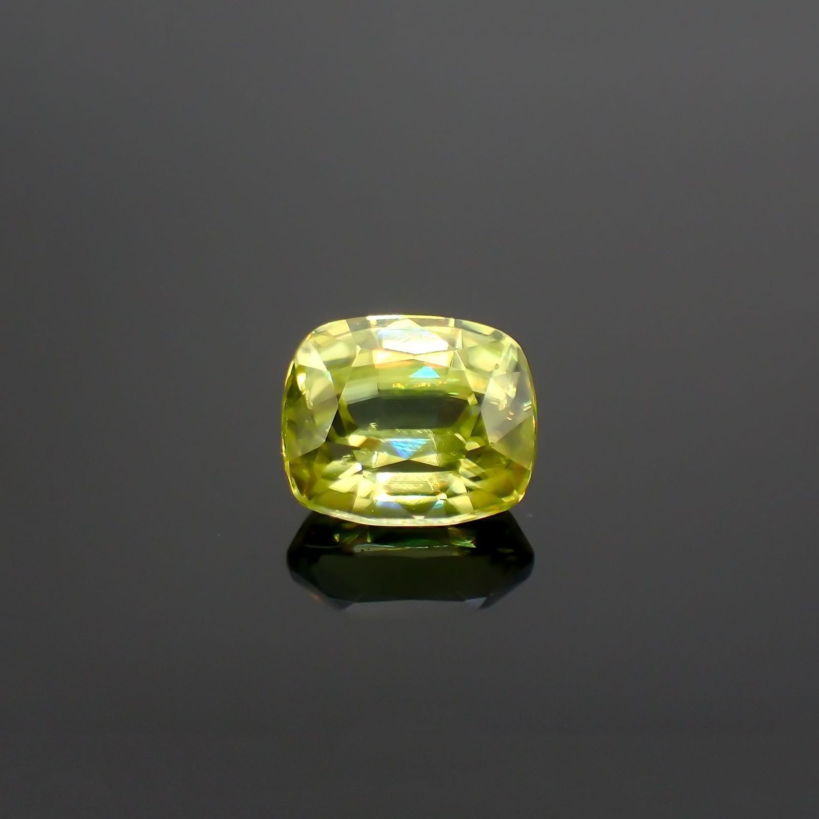 スフェーン(宝石名スフェーン) マダガスカル産 ソ付(彩珠) 0.987ct / 6.1x5.2mm前後 [210712012]