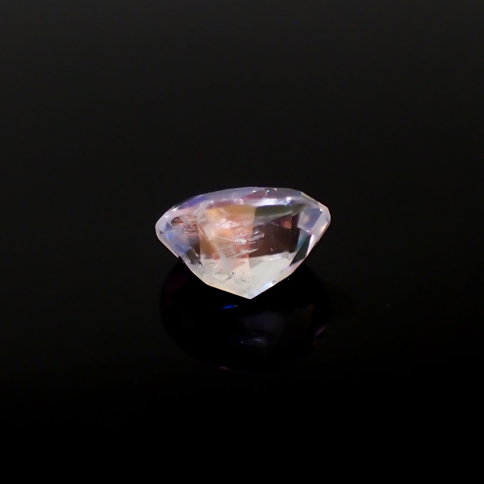 レインボームーンストーン タンザニア産 0.66ct[231023576]6.6x5.1mm前後